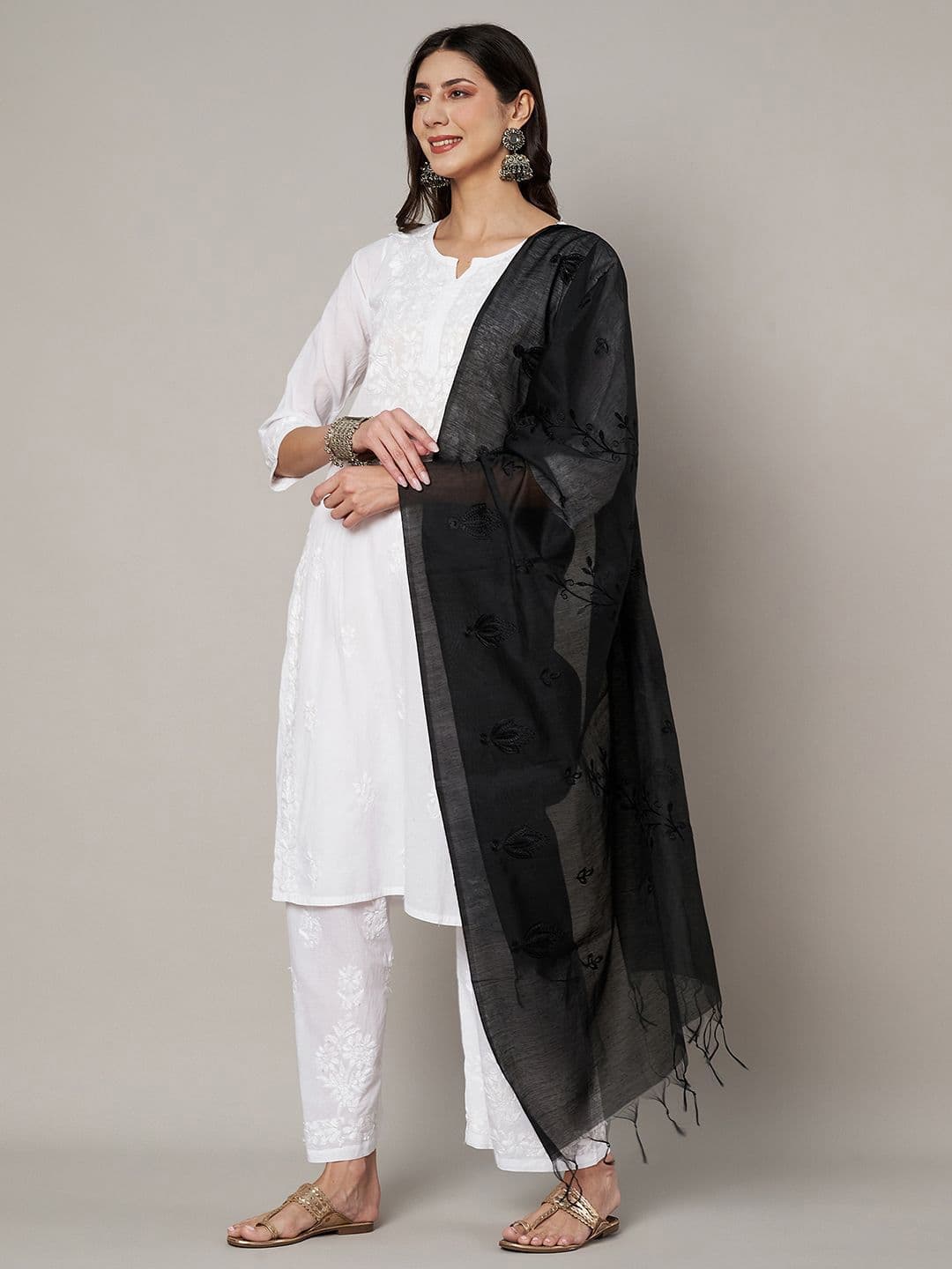 MUFFLY Embroidered Thread Work Cotton Dupatta thumbnail 6