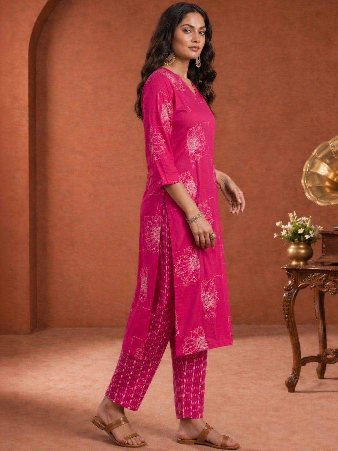 VRIKAA Women Floral Printed Regular Kurta with Trousers thumbnail 2