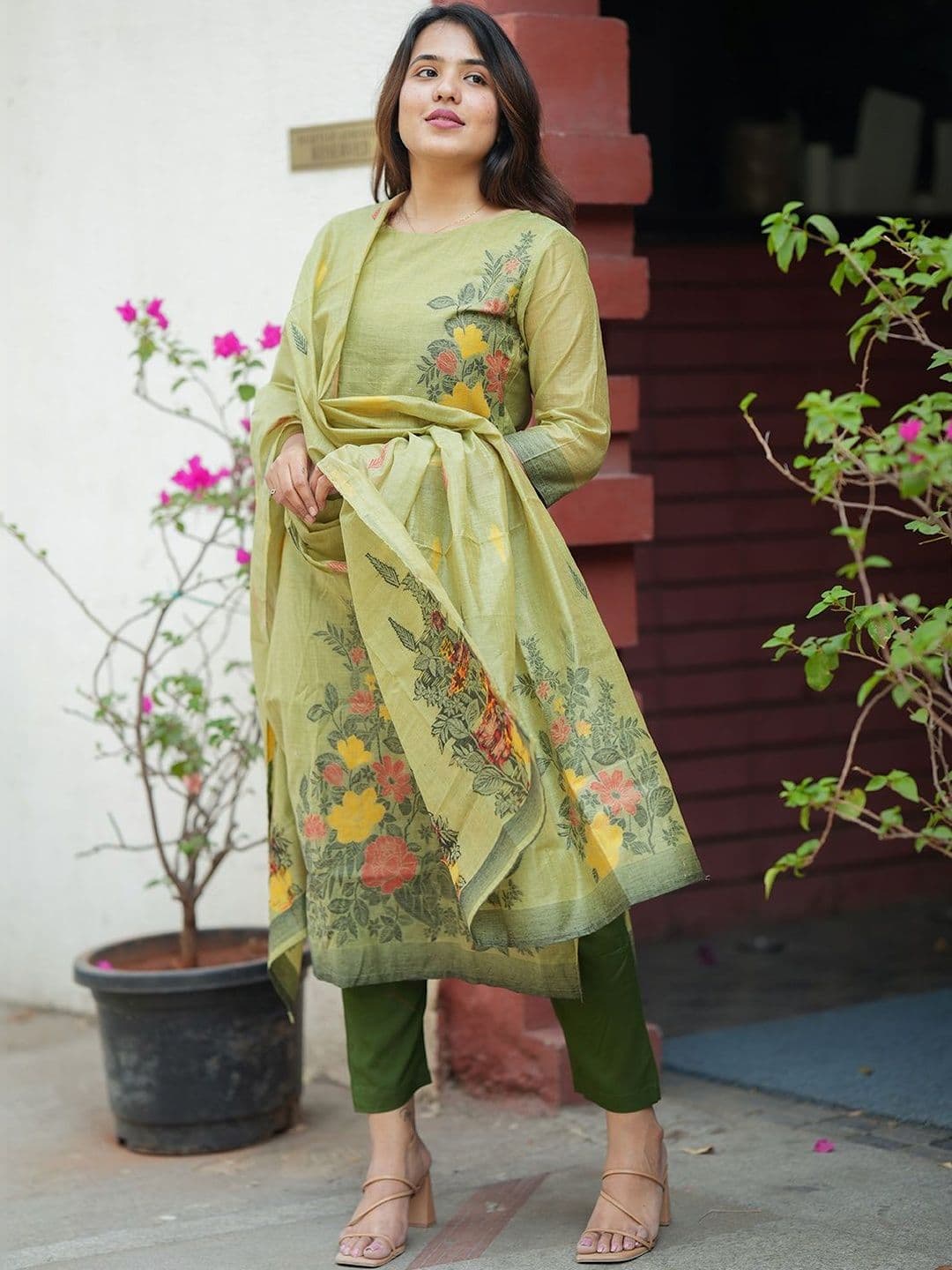 HERE&NOW Women Floral Printed Jamdani Cotton Kurta with Dupatta thumbnail 4