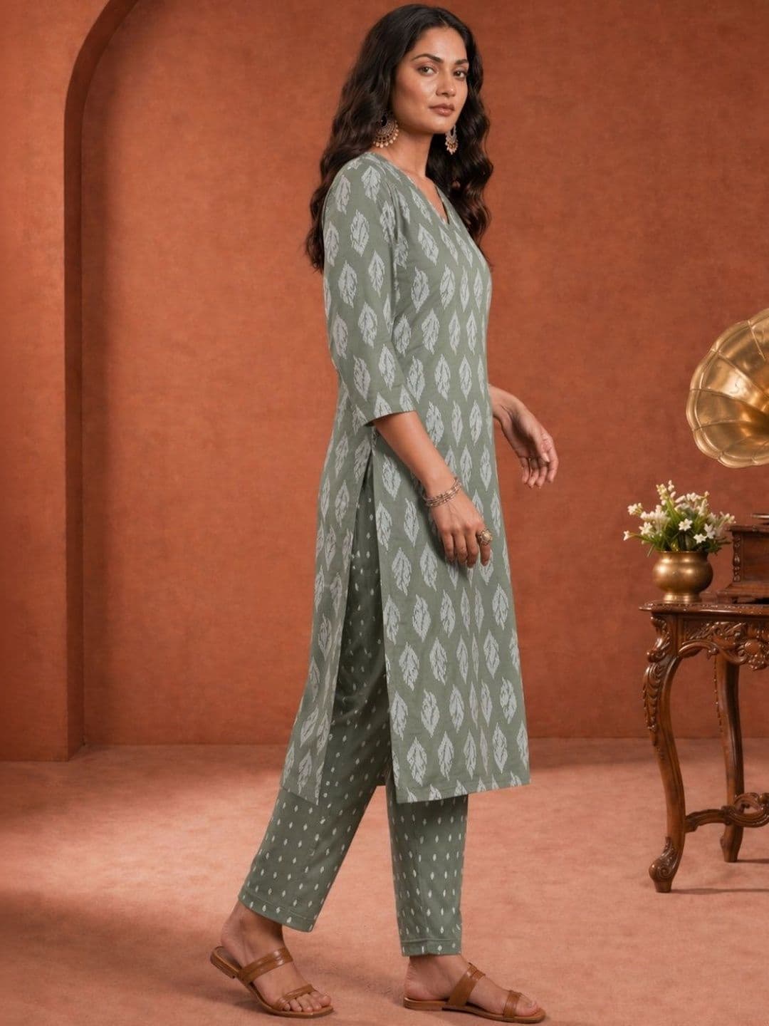 VRIKAA Women Ethnic Motifs Printed Regular Kurta with Trousers thumbnail 4