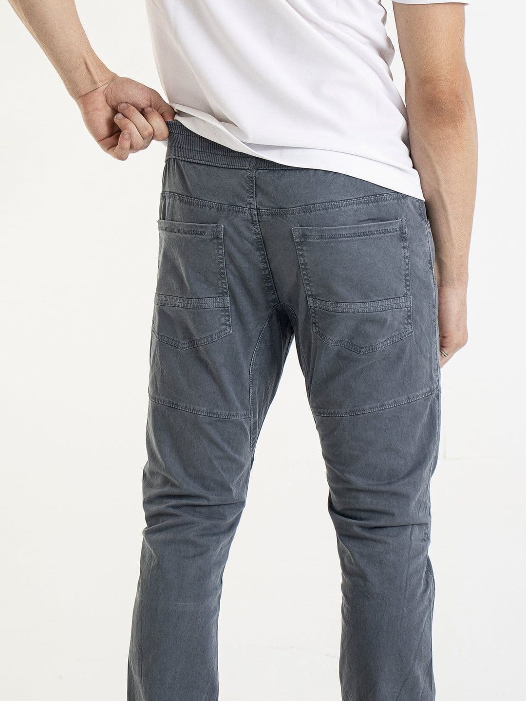The Roadster Lifestyle Co Men Pure Cotton Jogger Regular Trousers Trousers thumbnail 3