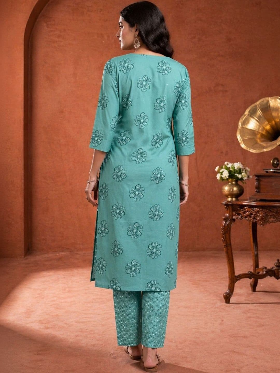 VRIKAA Women Floral Printed Regular Kurta with Trousers thumbnail 3