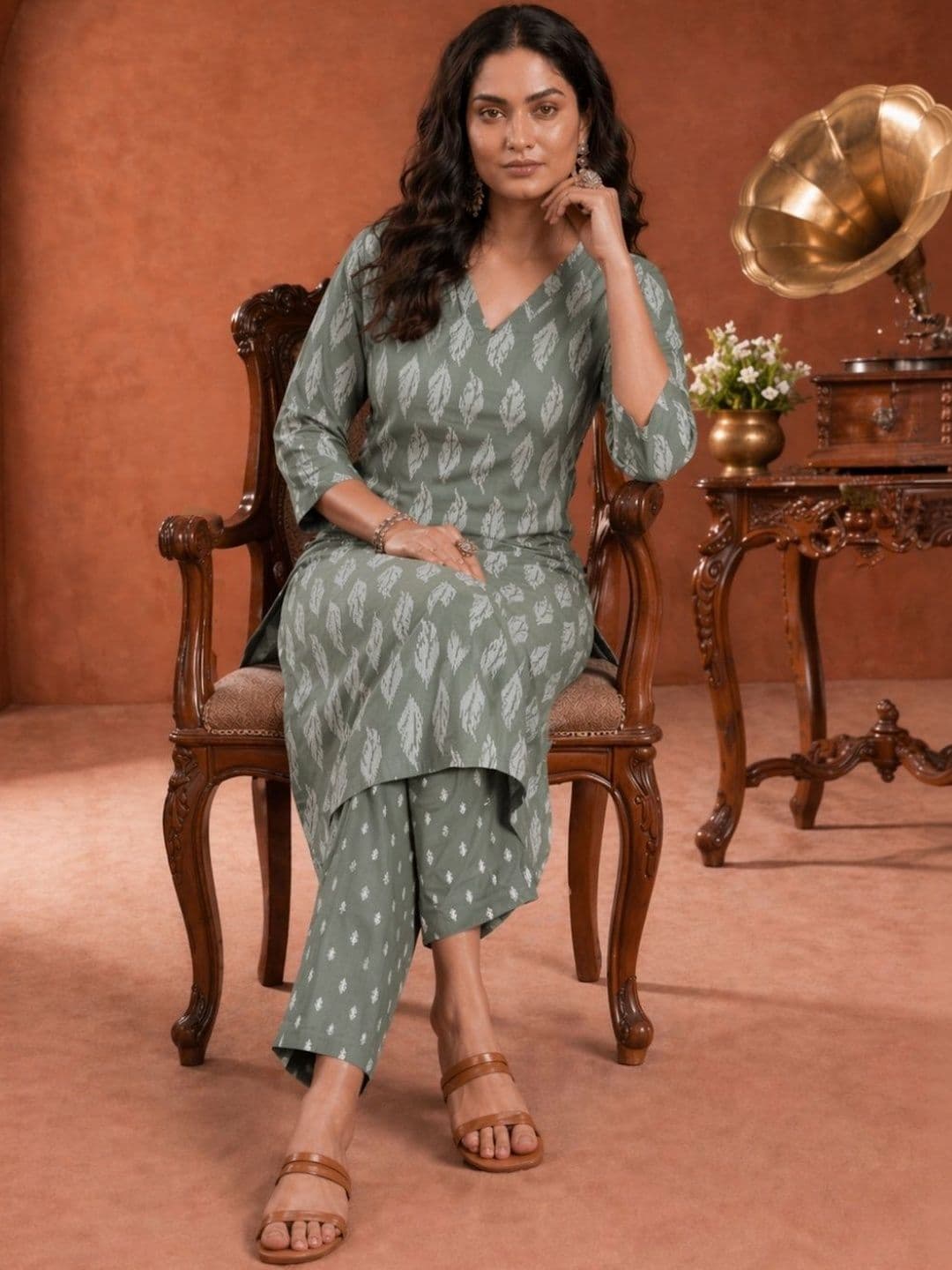 VRIKAA Women Ethnic Motifs Printed Regular Kurta with Trousers thumbnail 3