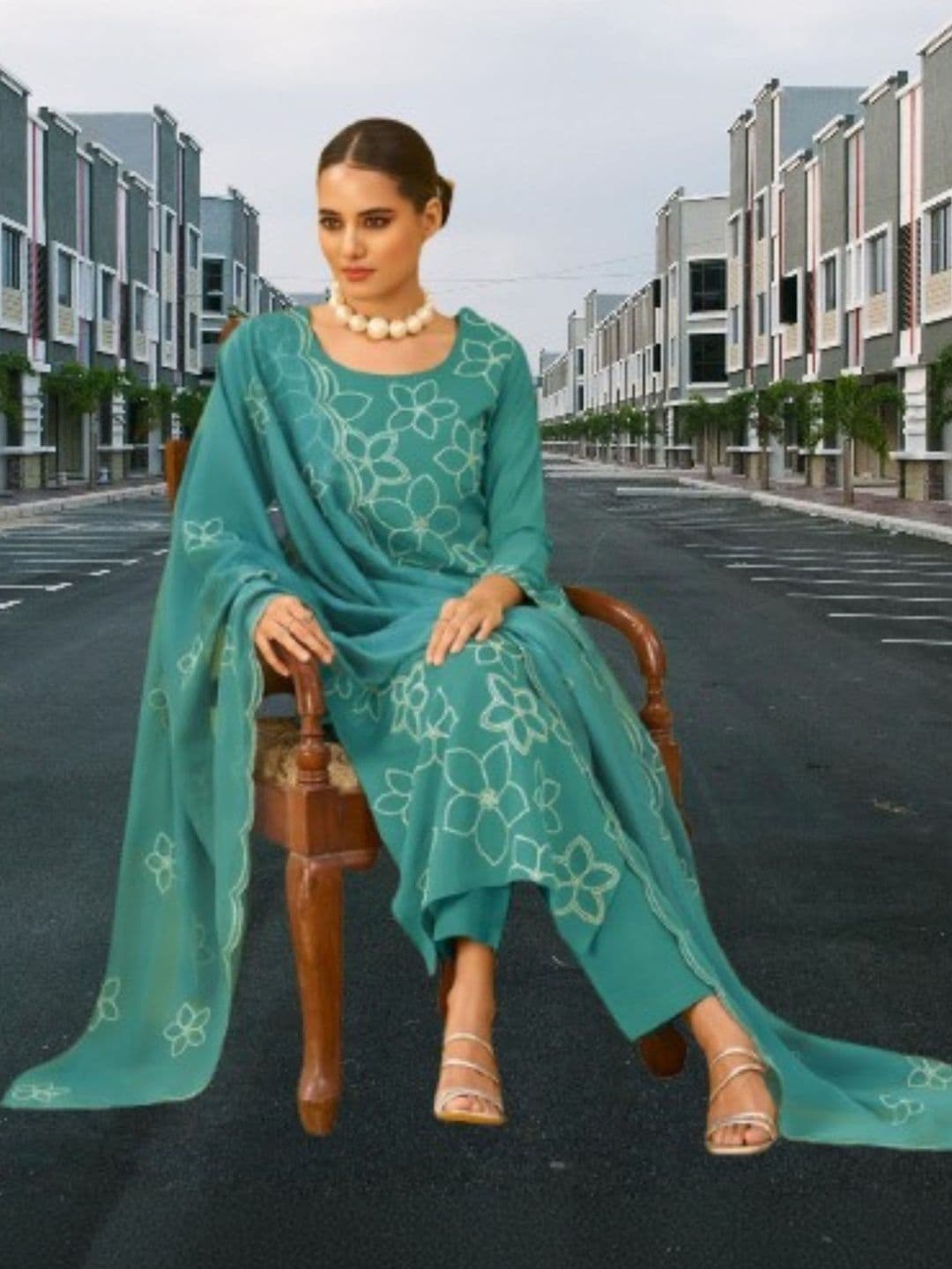 Chandbaali Women Floral Embroidered Regular Thread Work Kurta with Trousers & With Dupatta thumbnail 4