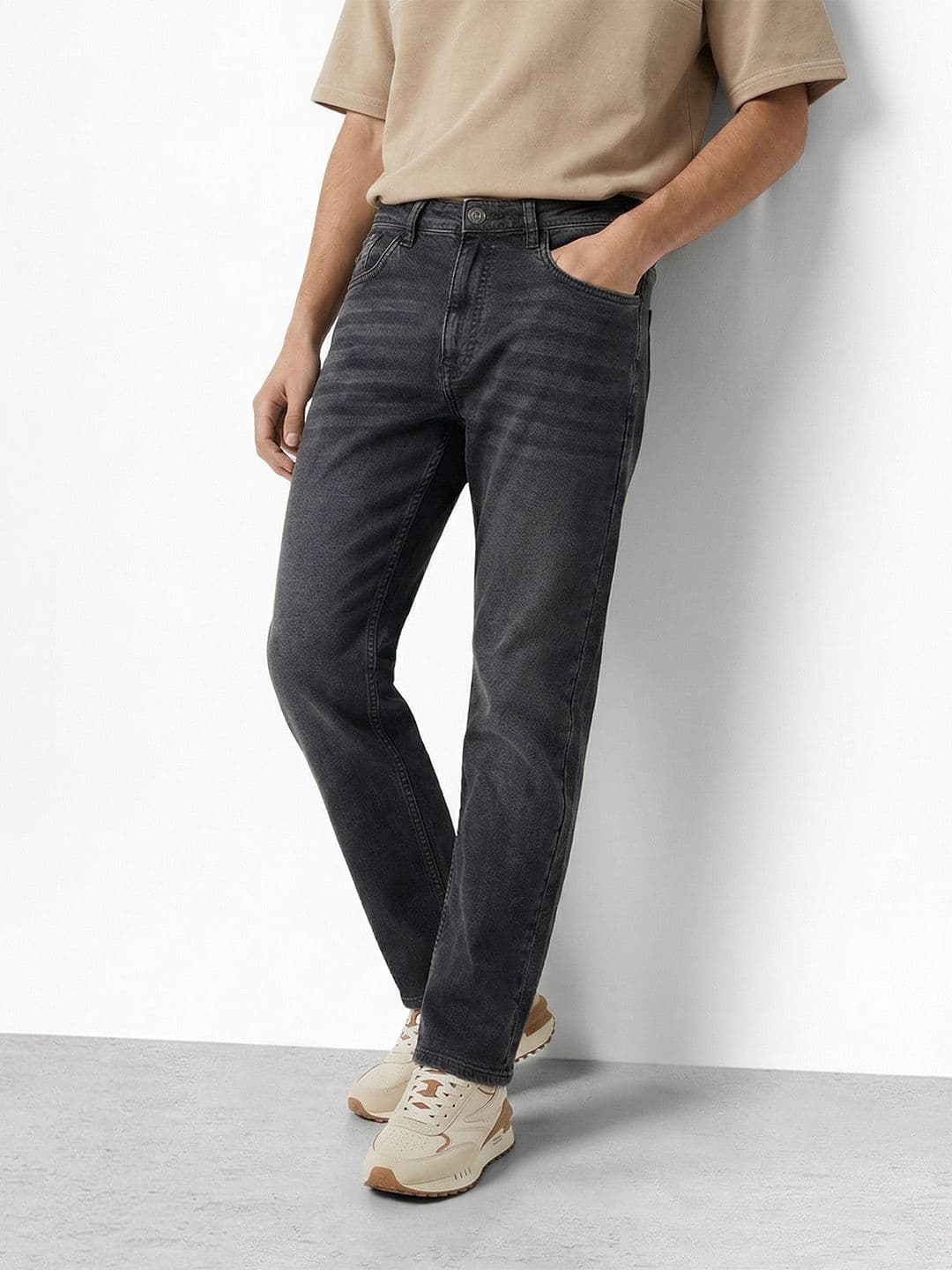 Aeropostale Men Regular Fit Mid-Rise Light Fade Cotton Jeans thumbnail 2