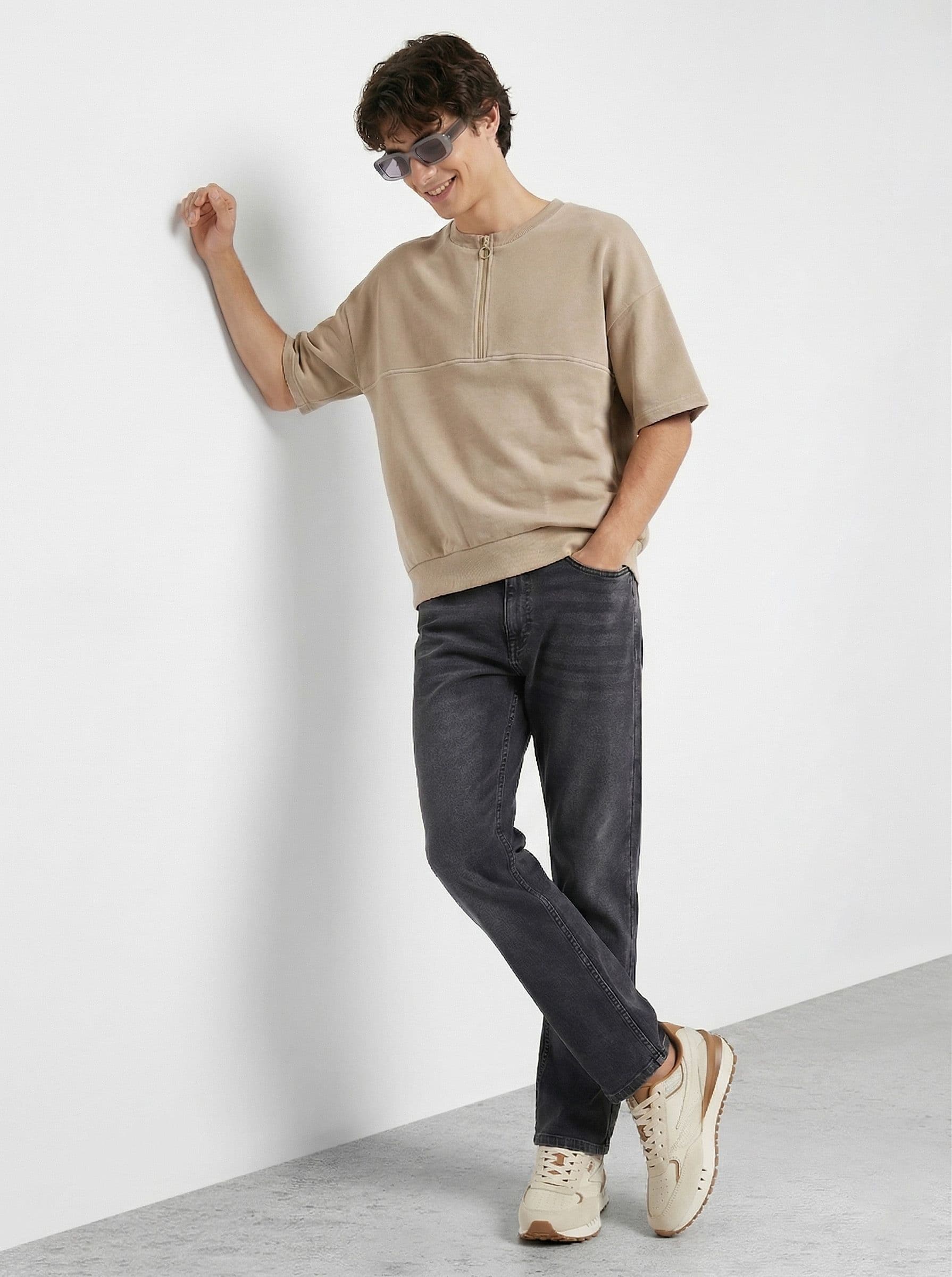 Aeropostale Men Regular Fit Mid-Rise Light Fade Cotton Jeans thumbnail 5
