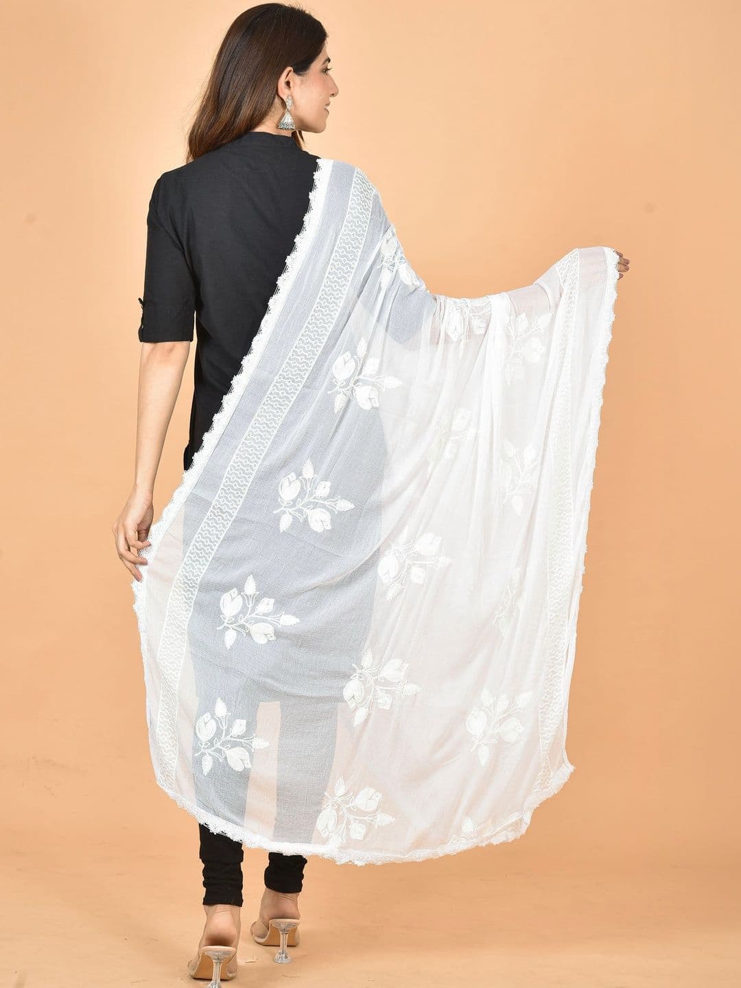 Kuhika Embroidered Dupatta with Thread Work thumbnail 4