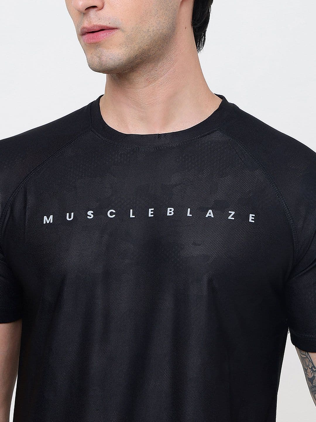 MuscleBlaze Unisex Brand Logo Printed Round Neck Compression T-shirt thumbnail 7