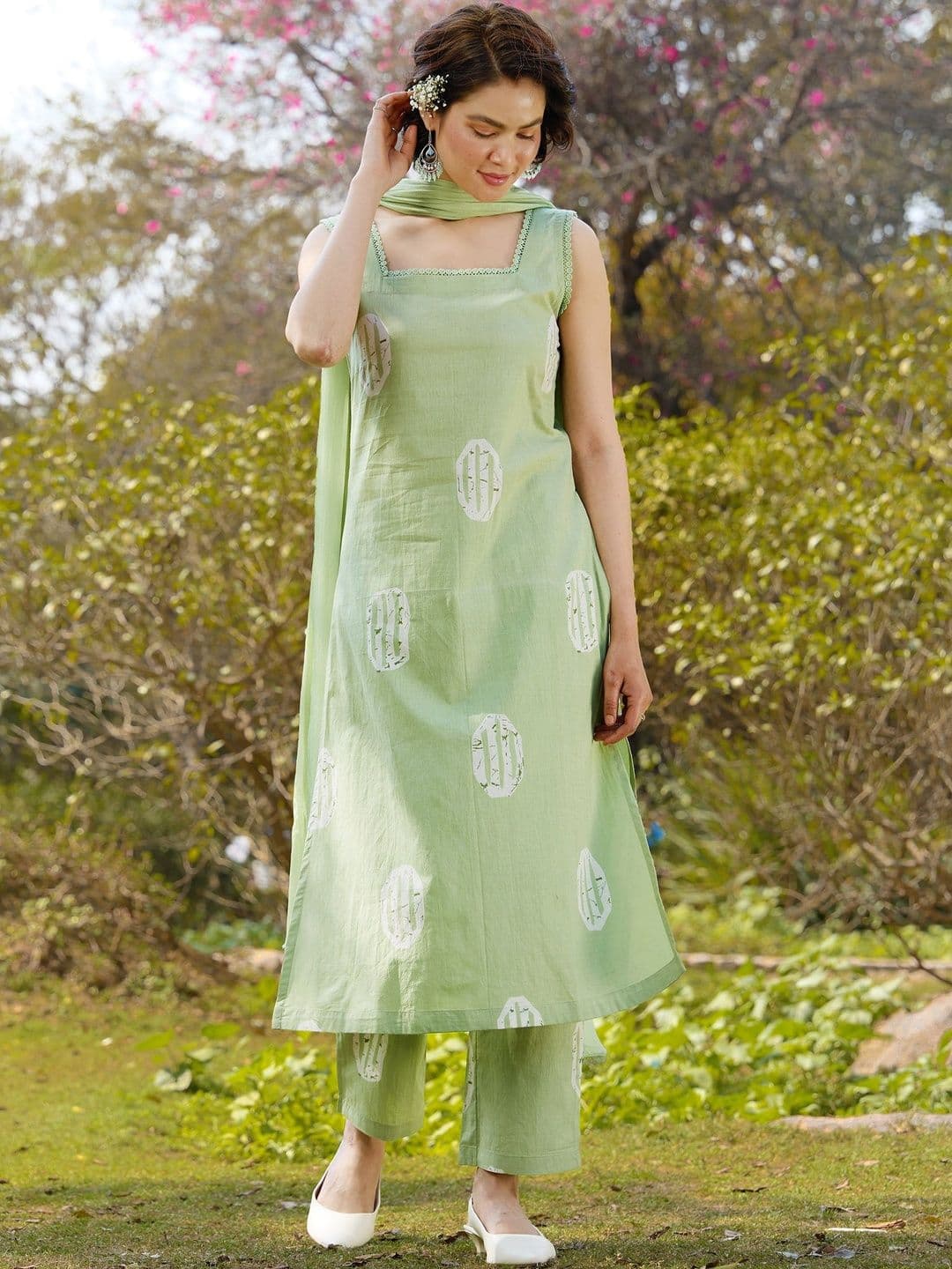 Khushal K Women Printed Regular Pure Cotton Kurta with Trousers & With Dupatta thumbnail 4