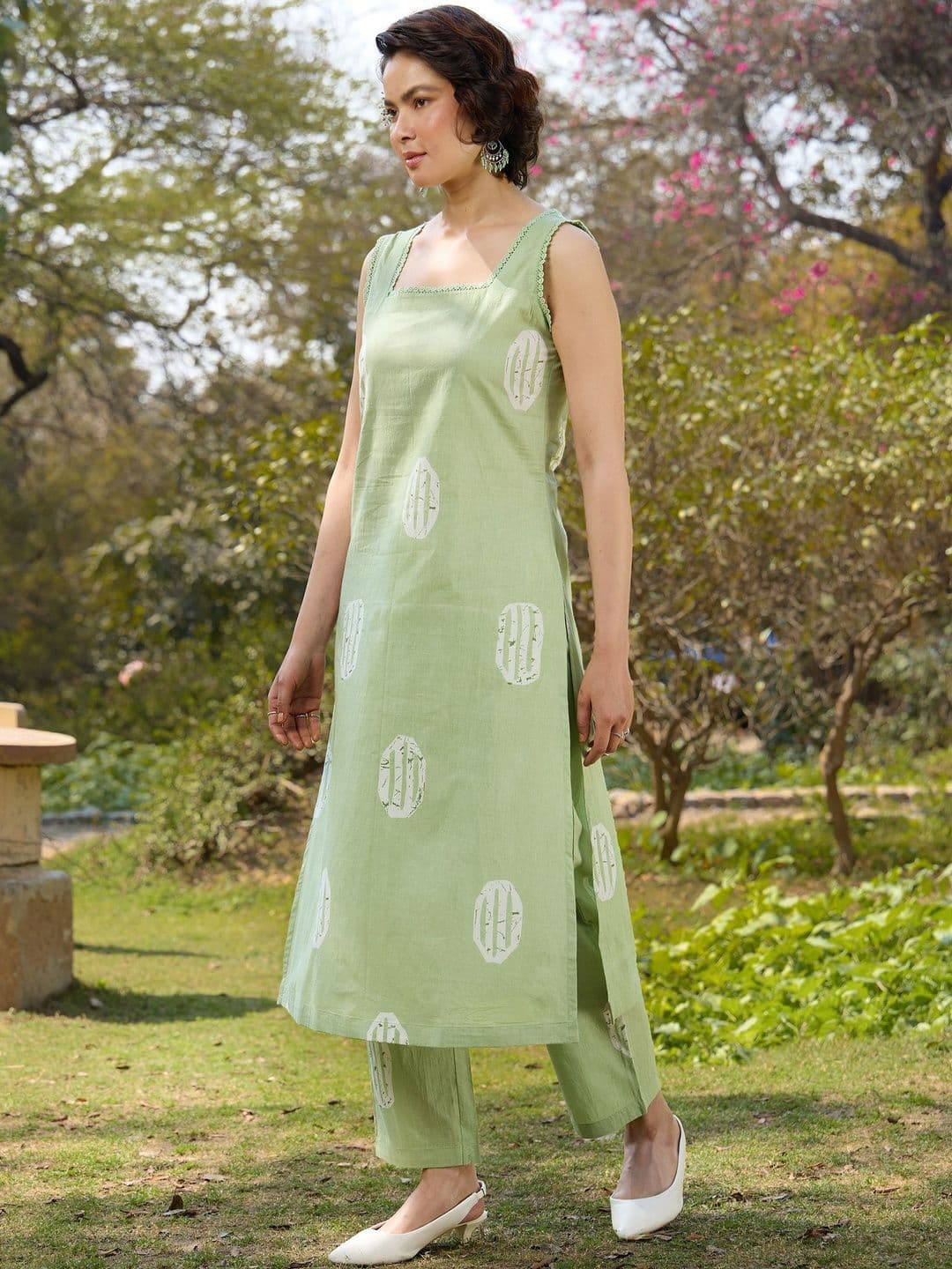 Khushal K Women Printed Regular Pure Cotton Kurta with Trousers & With Dupatta thumbnail 2