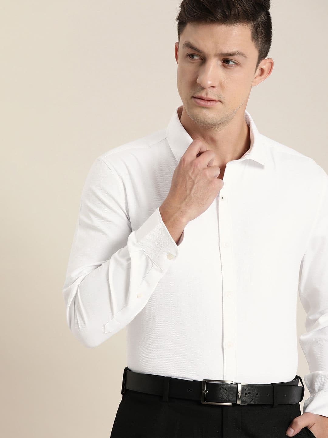 INVICTUS Men Easy Care White Solid Cotton Formal Shirt - view 1
