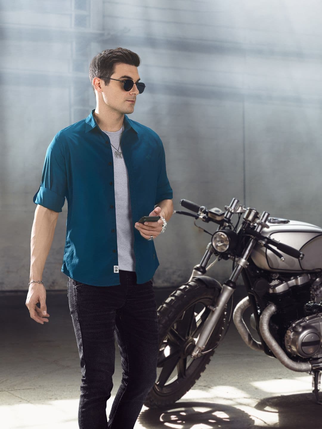 Roadster Men Teal Blue Slim Fit Solid Casual Shirt - view 1