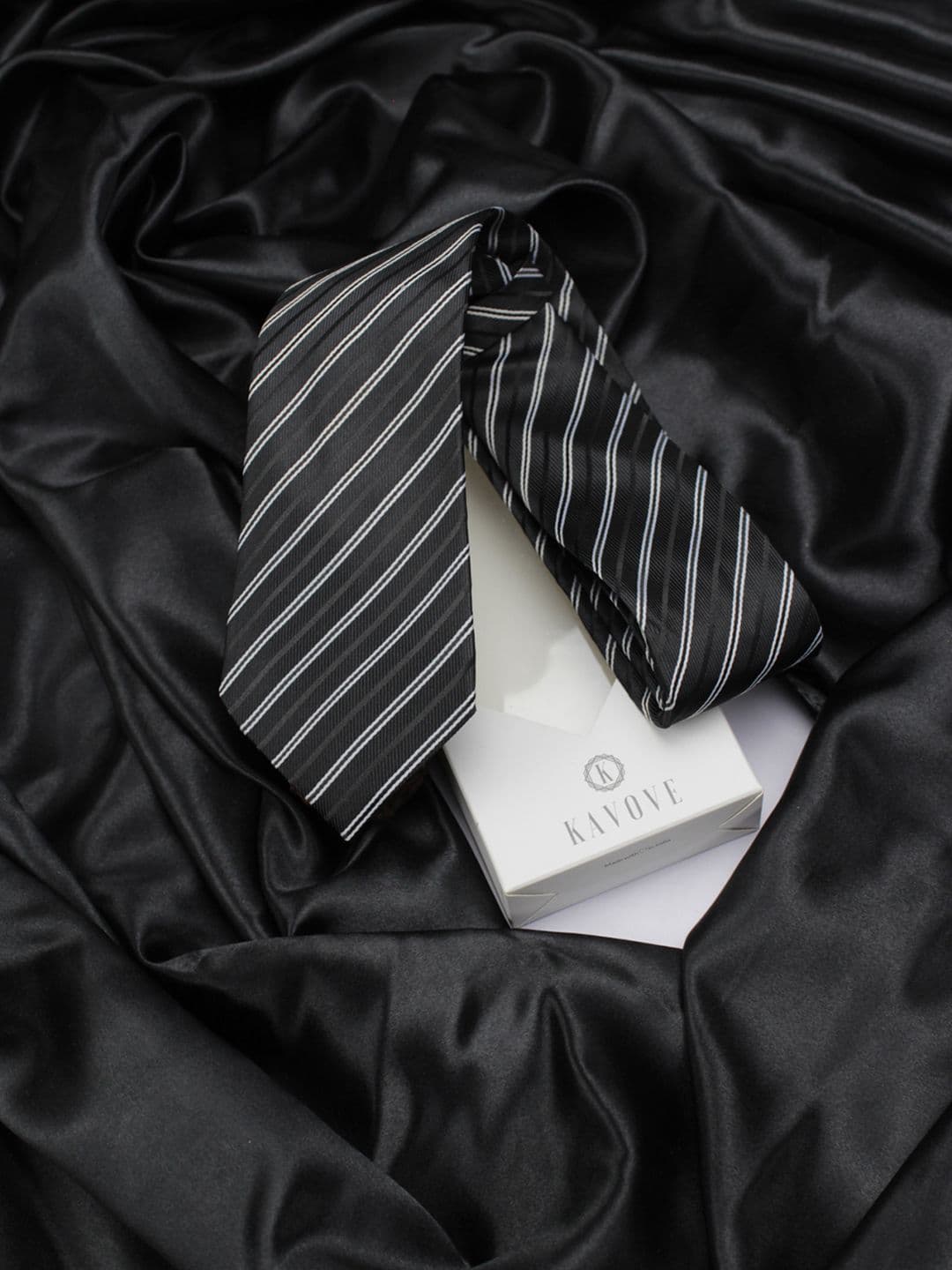 Kavove Men Black & White The Striped Treat Broad Tie - view 1