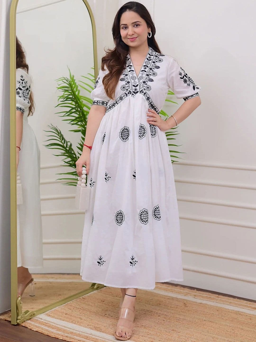 Light Daisy Floral Embroidered Thread Work Empire Puff Sleeves Anarkali Kurta - view 1