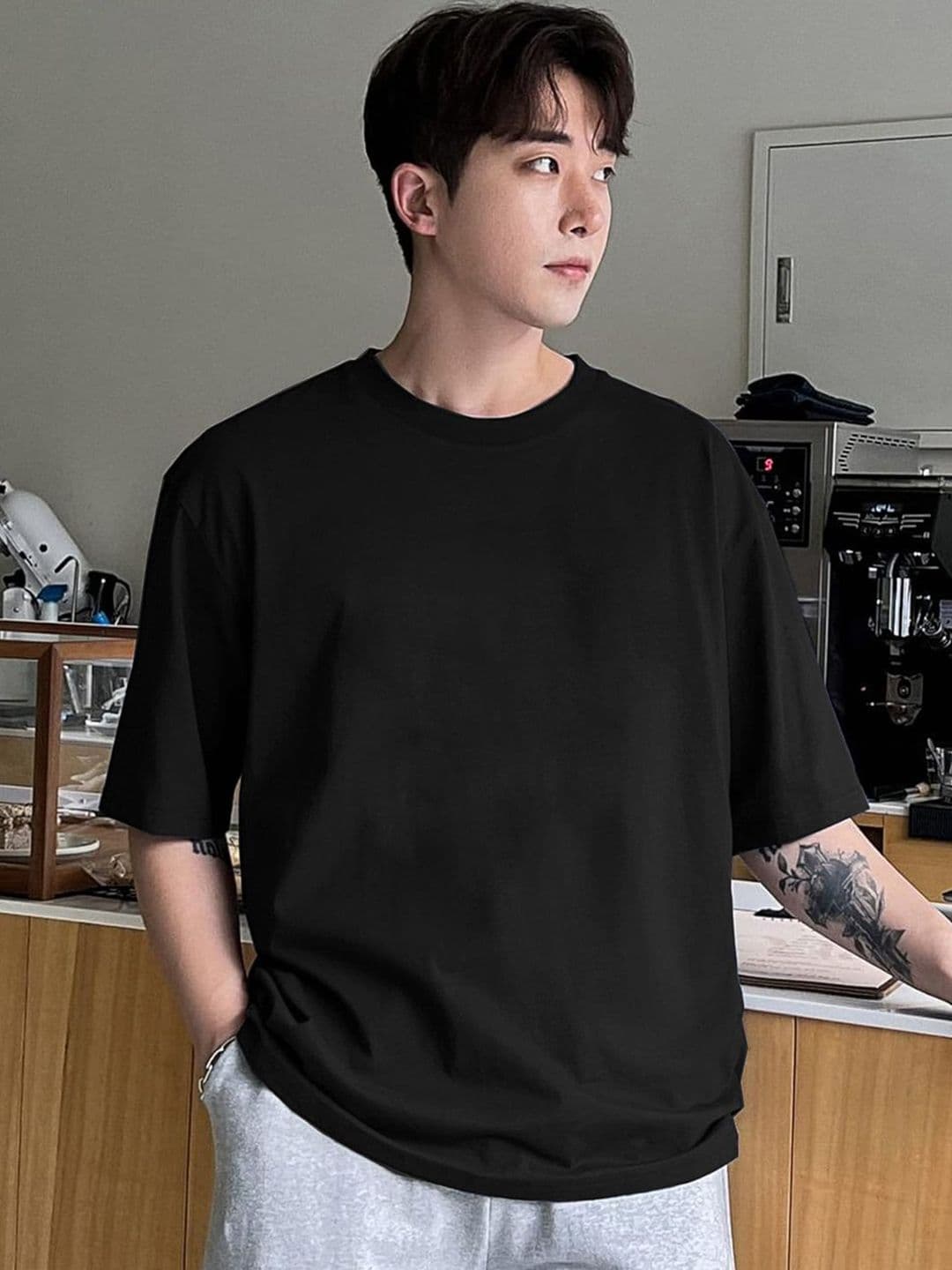 Genzy Men Drop-Shoulder Sleeves Oversized Applique T-shirt - view 1