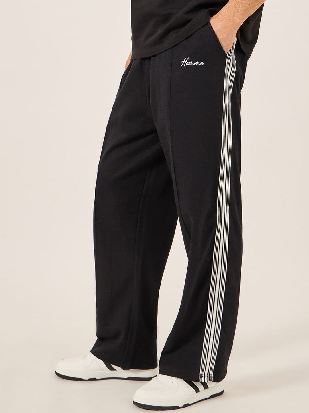 Styli Men Wide Pintuck Open Hem Oversize Jogger - view 1