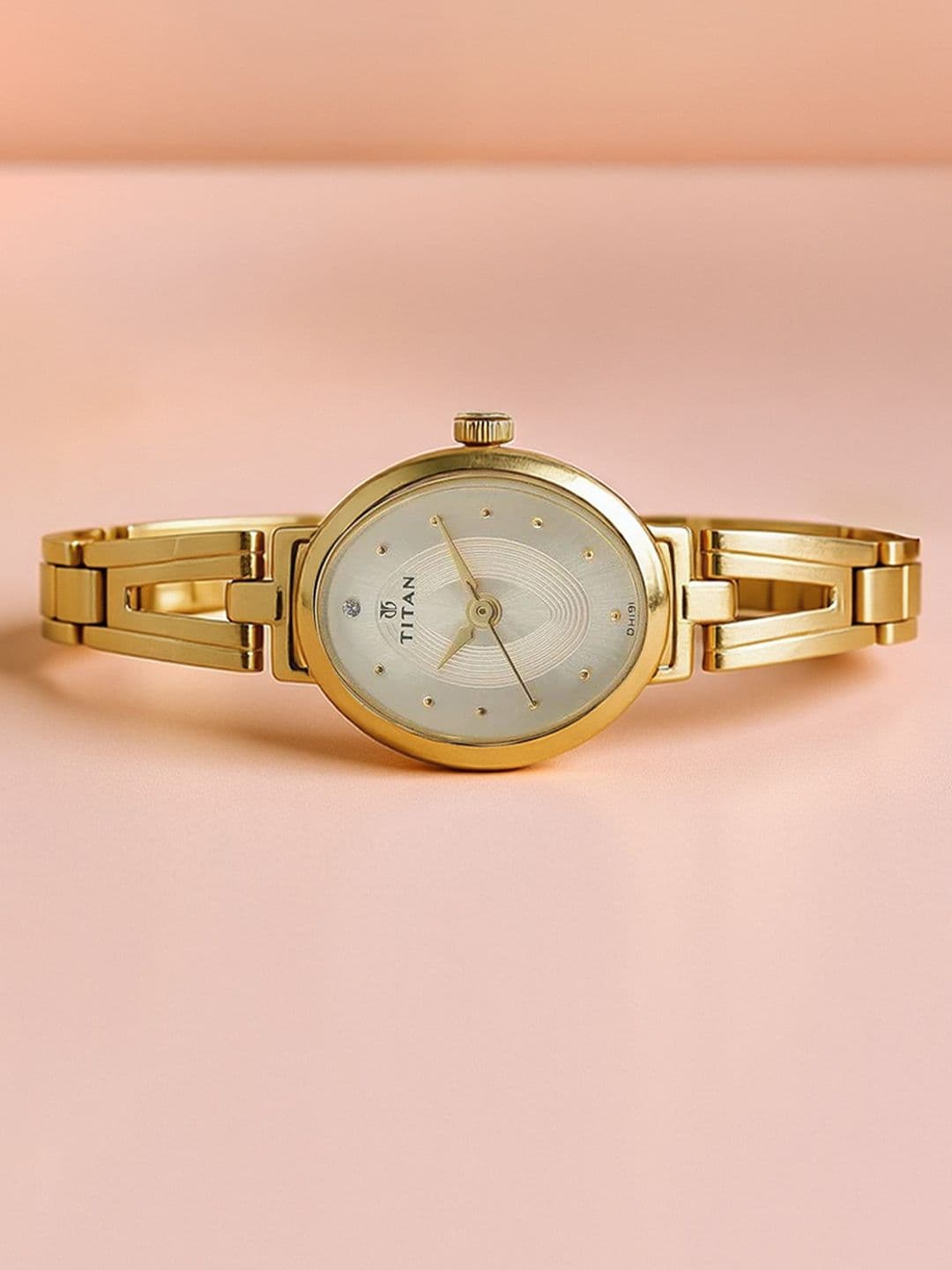 Titan Karishma Quartz Analog With Champagne Dial Watch For Women - Nm2594ym01 - view 1