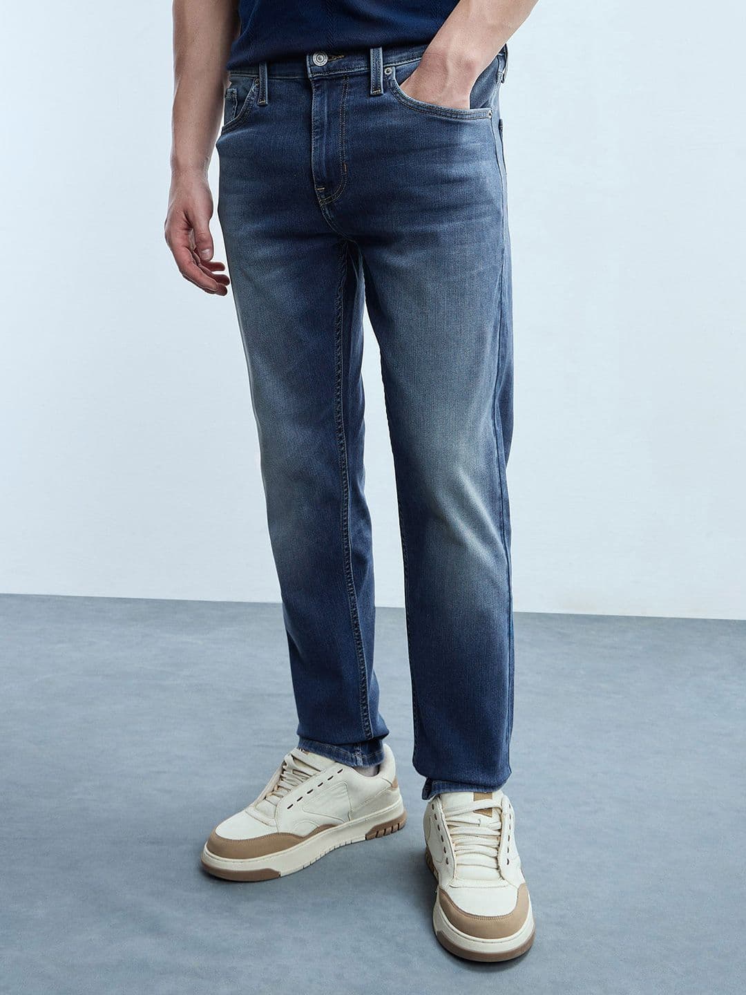 Flying Machine Men Tapered Fit Mid-Rise Light Fade Stretchable Jeans - view 1