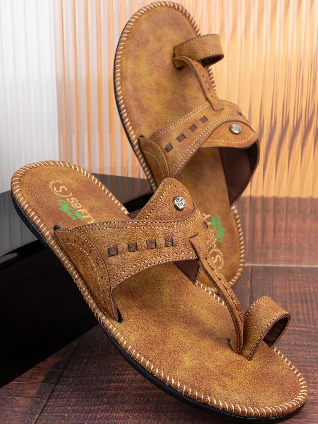 SOFTY VEGEN Men Ethnic One Toe Kolhapuri Flats - view 1