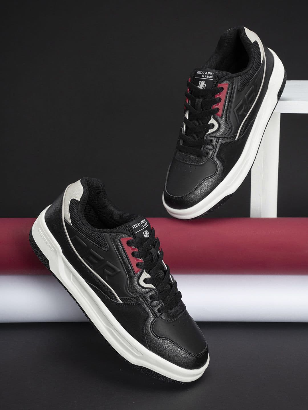 Red Tape Down Town Dapper Men Colourblocked Contrast Sole Lace-Up Sneakers - view 1