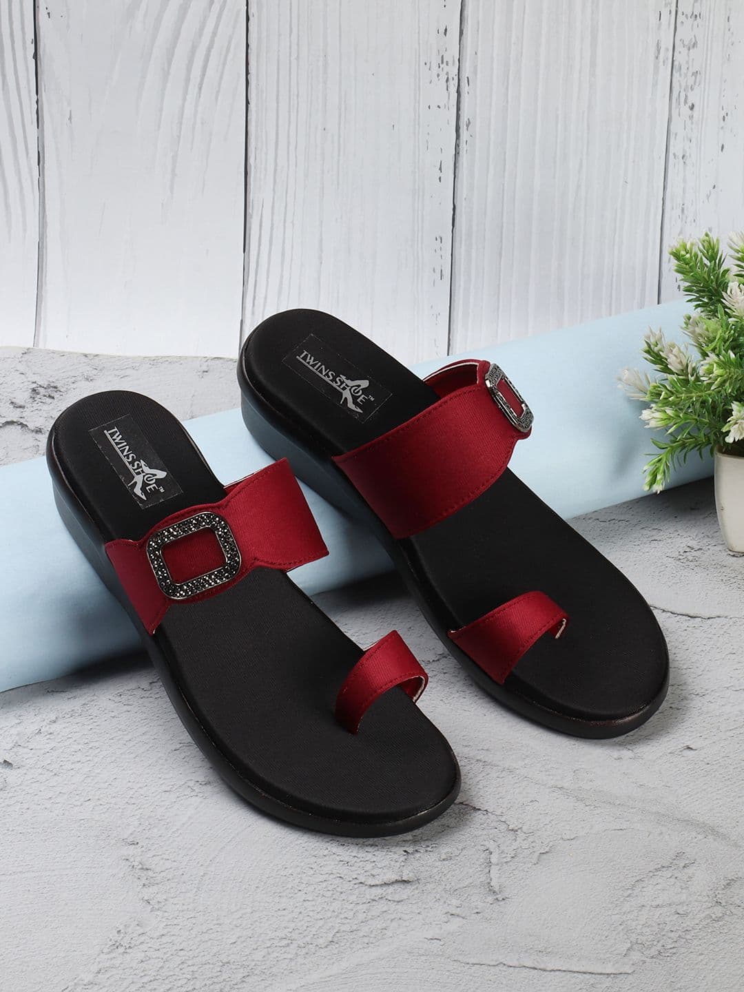 TWINSSHOE Women One-Toe Flats - view 1