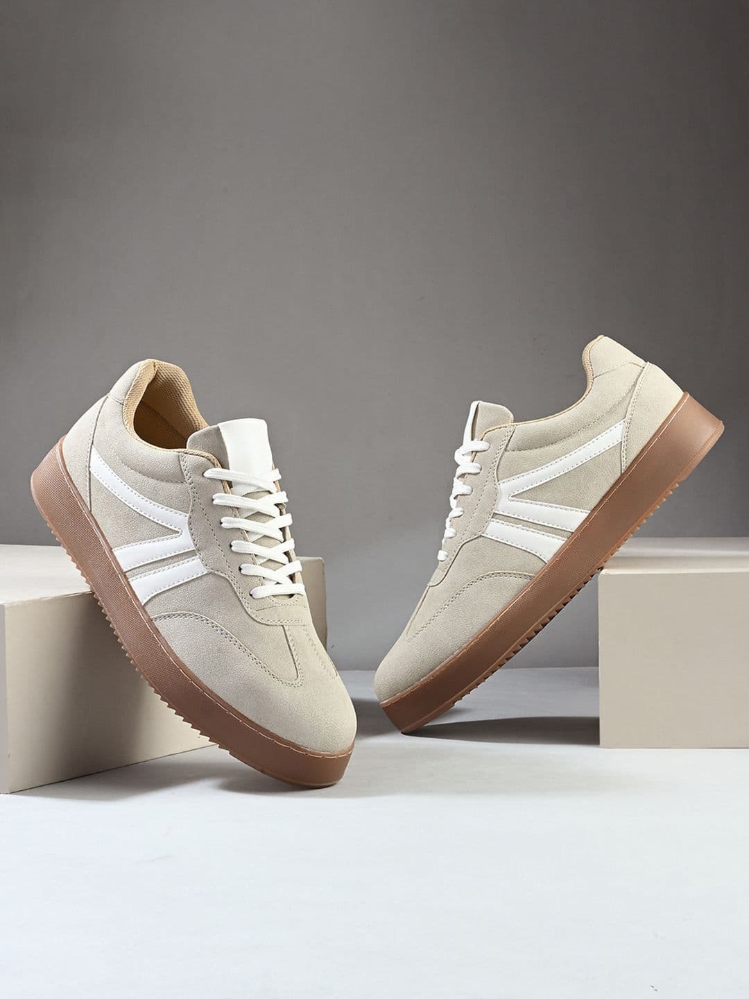 Roadster Men Solid Lightweight Casual Sneakers - view 1