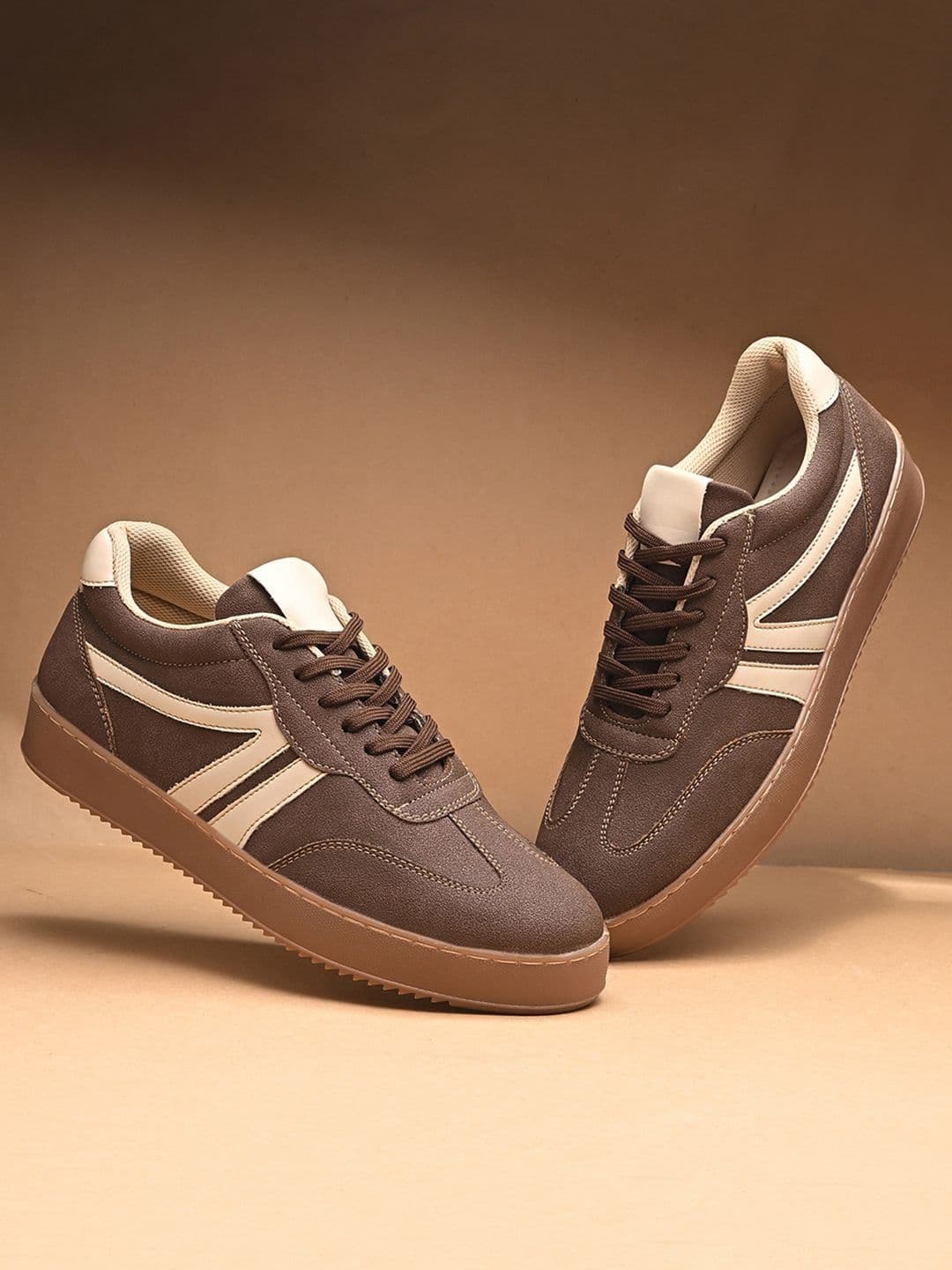 Roadster Men Suede Pointed Toe Lightweight Lace-Ups Sneakers - view 1