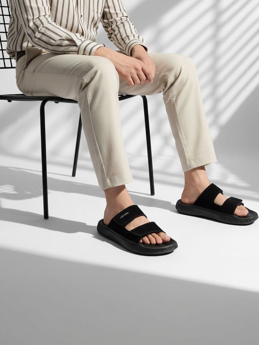 Walkaroo Men Clogs Sandals - view 1
