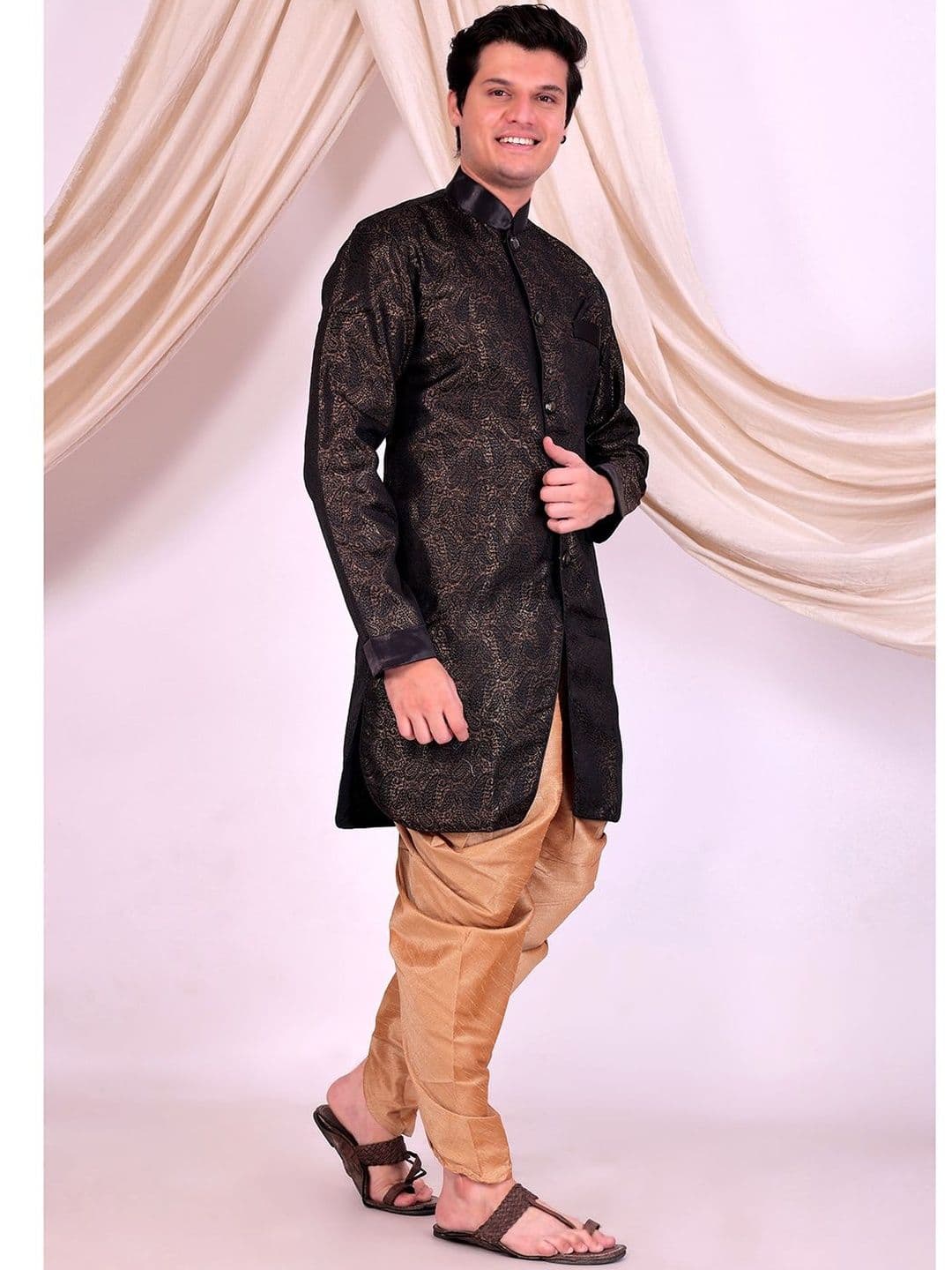 Desibutik Embroidered Mandarin Collar Sherwani - view 1