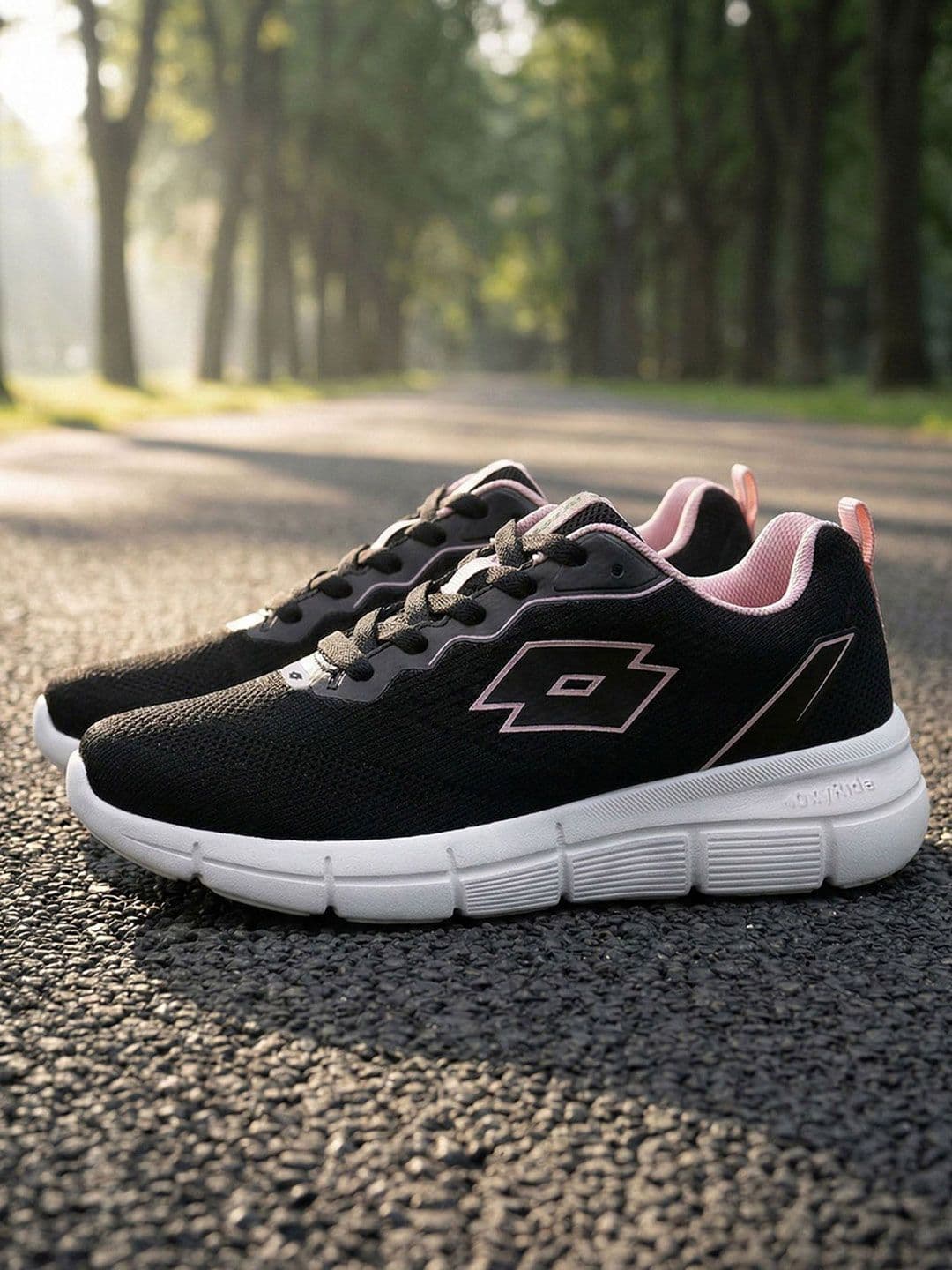 Lotto Women PulseTrek Black Running Shoes - view 1