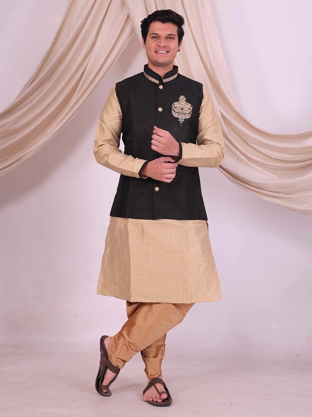 Desibutik Men Embroidered Mandarin Collar Sherwani Kurta with Dhoti - view 1