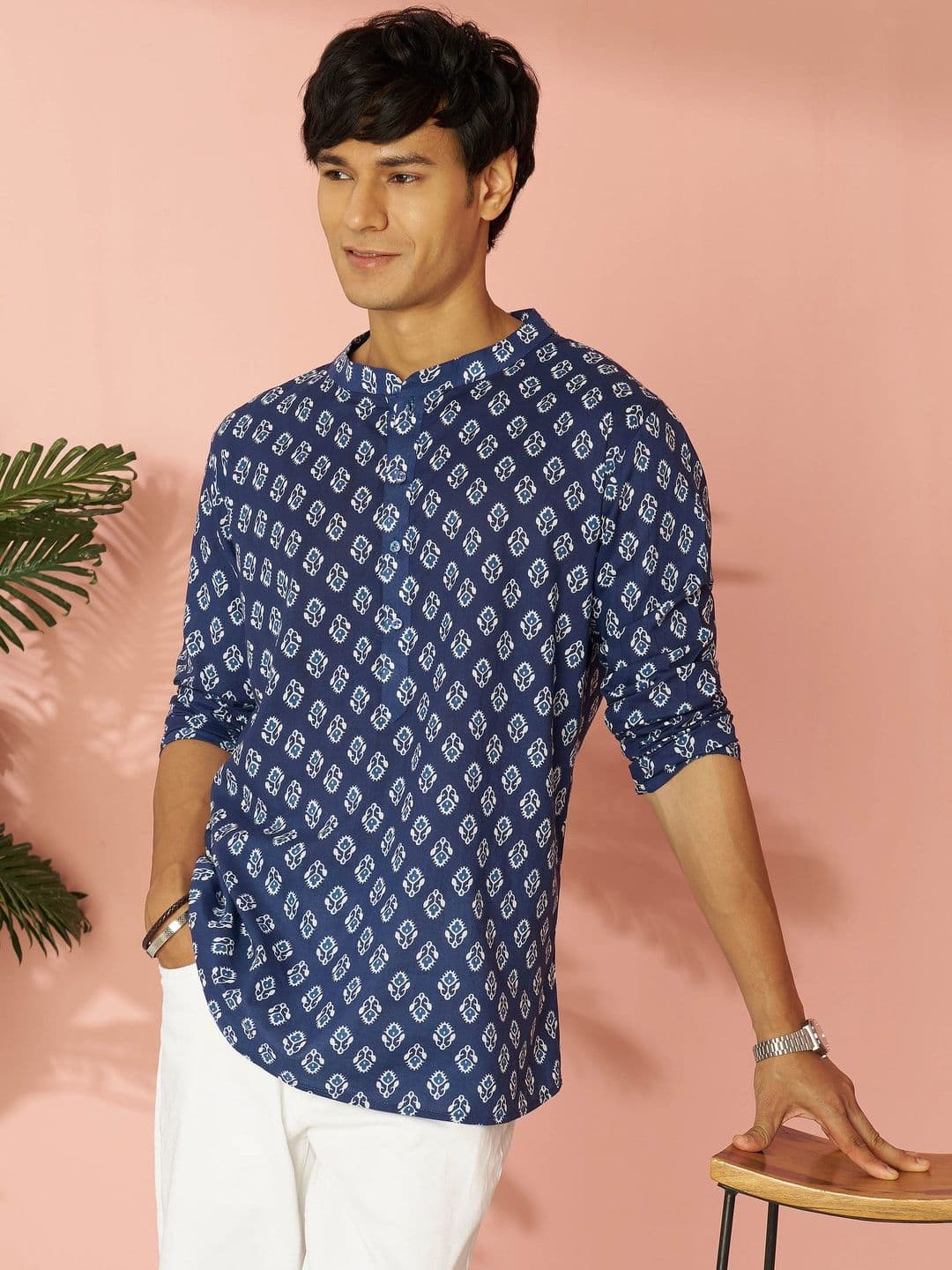 VASTRAMAY Men Indigo Blue Ethnic Motif Print Cotton Short Kurta - view 1