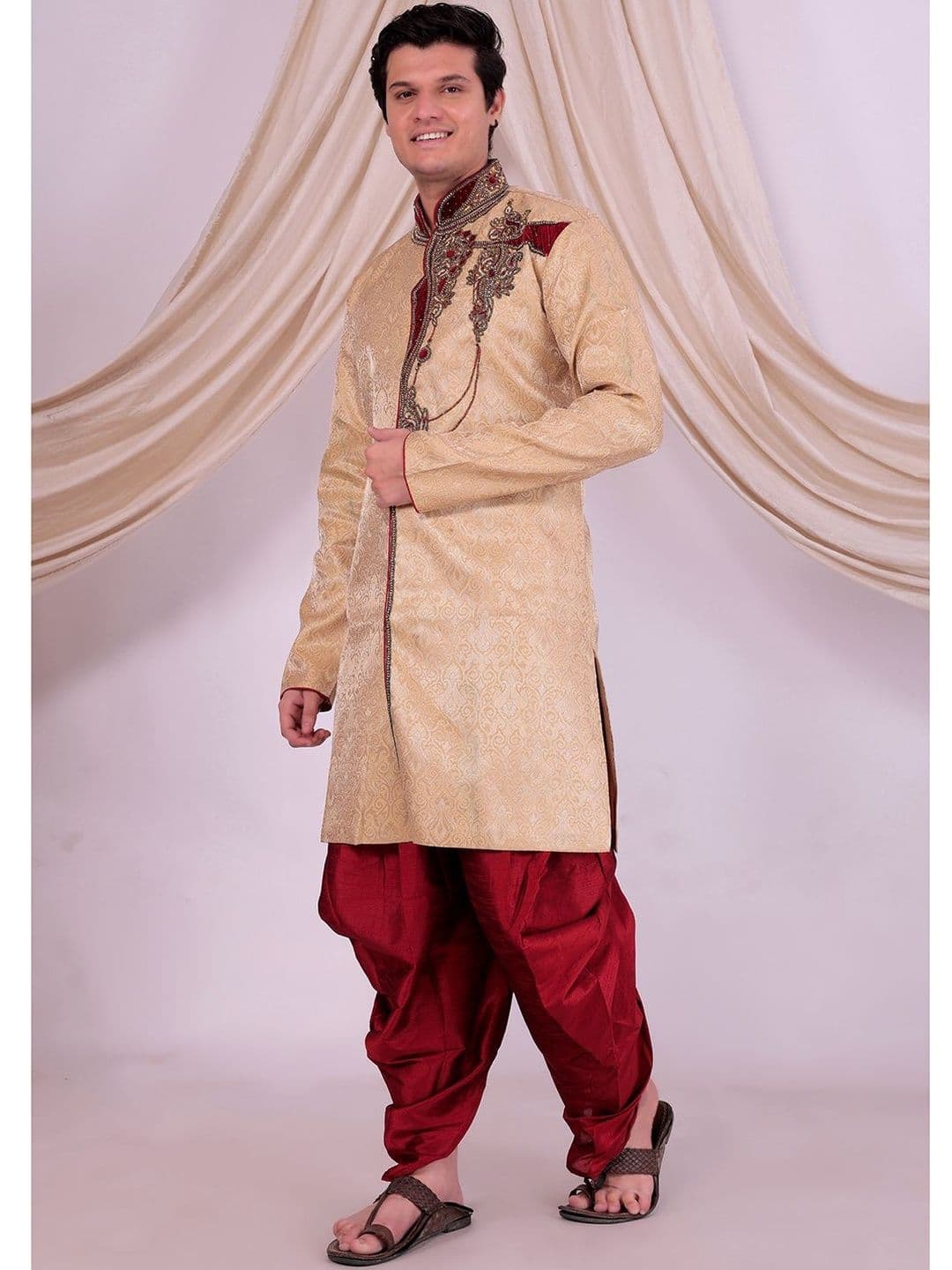 Desibutik Men Embroidered Mandarin Collar Sherwani - view 1