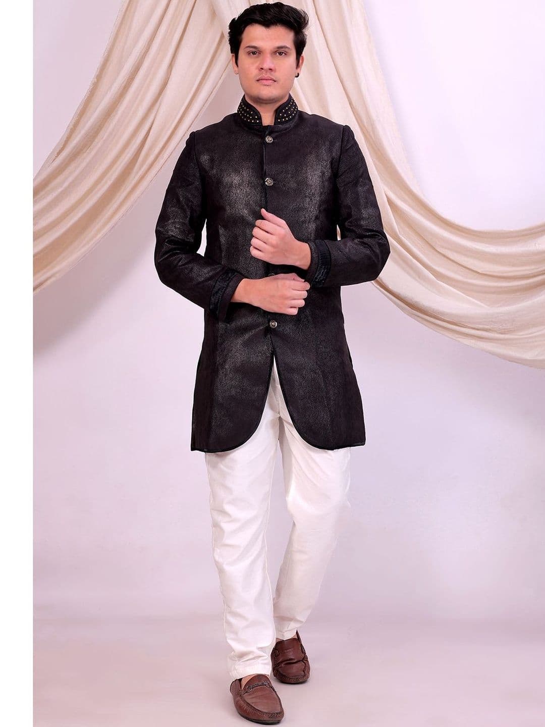 Desibutik Men Embroidered Mandarin Collar Sherwani - view 1