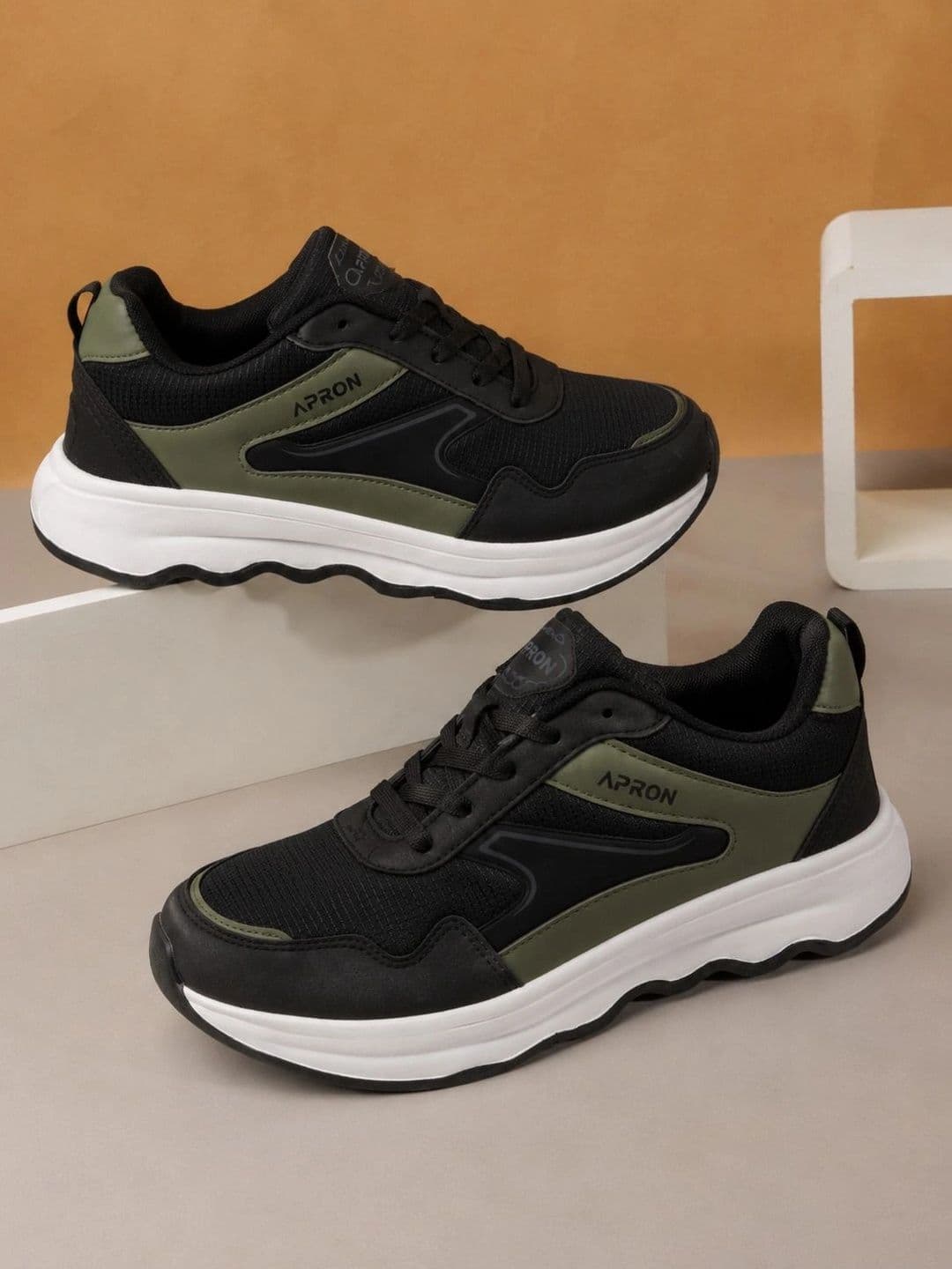 APRON Men Running Shoes - view 1