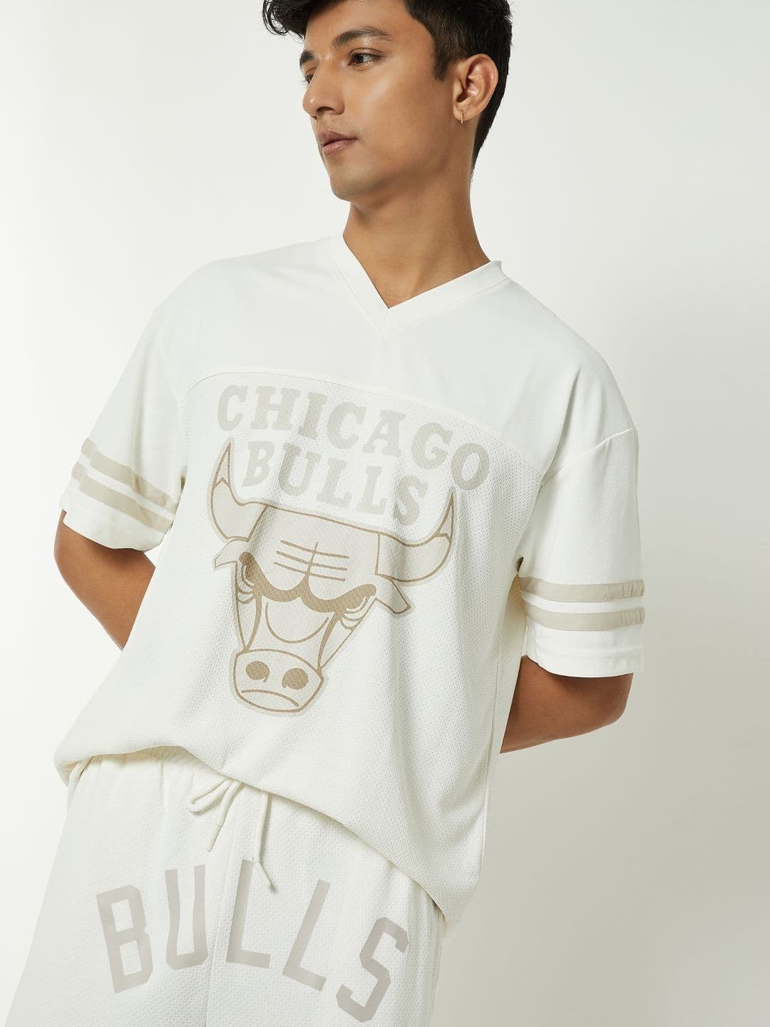 max Men Chicago Bulls Printed V-Neck T-shirt - view 1