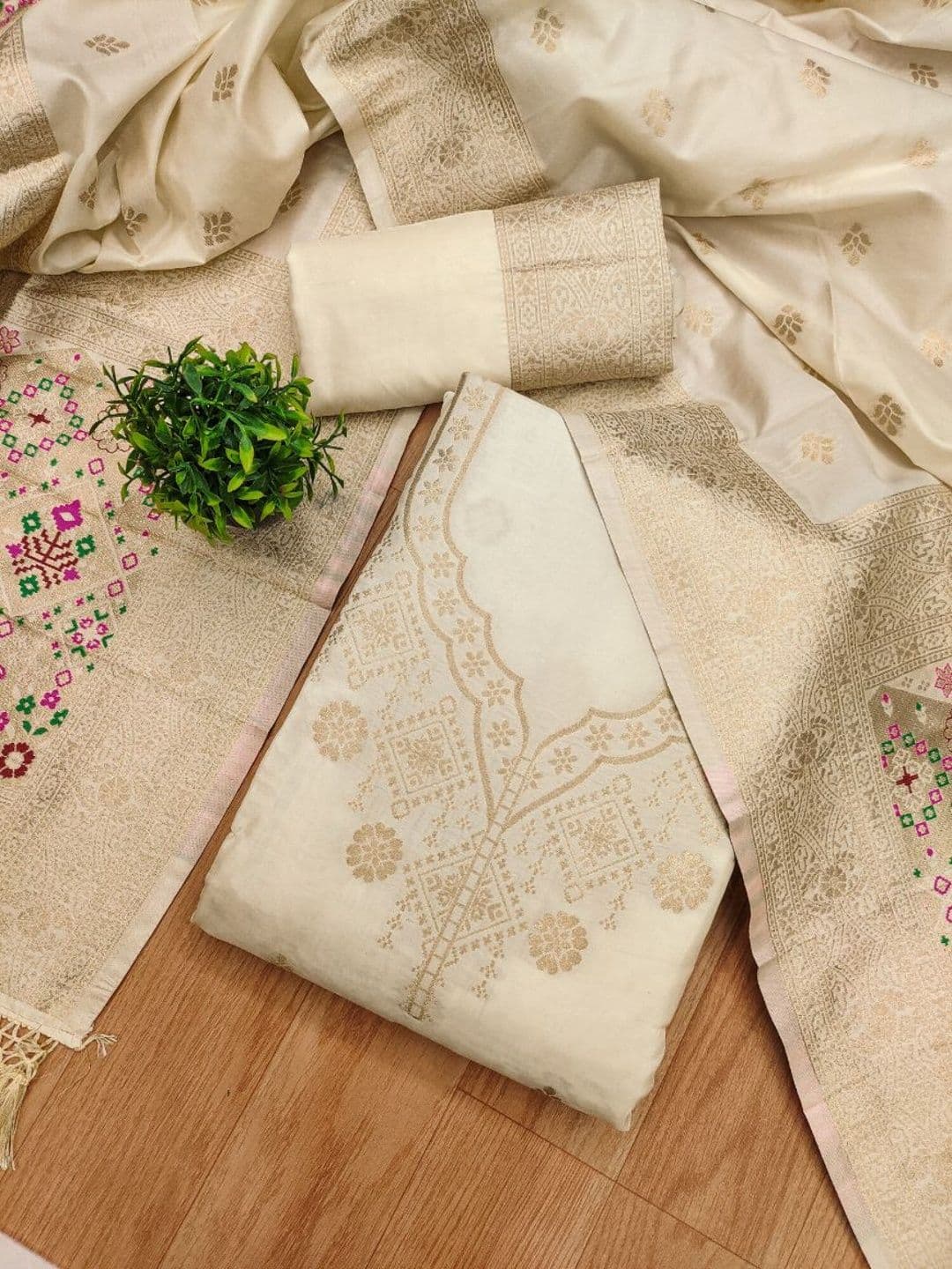 Royal Rajgharana Saree Pure Silk Unstitched Dress Material - view 1