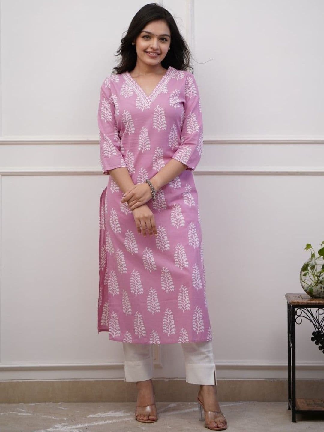 Ethnic Lady Botanical Printed V-Neck Kurti - view 1