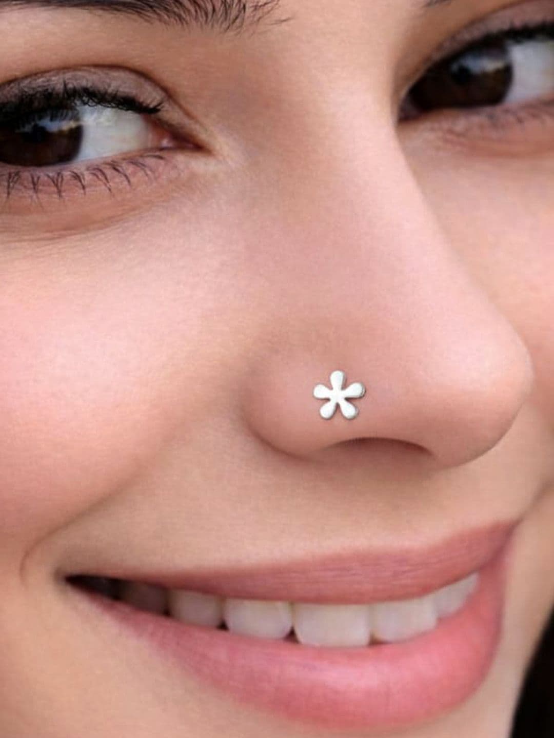 Sangria 925 Sterling Silver Minimal Wire Flower Stud Piercing NosePin - view 1