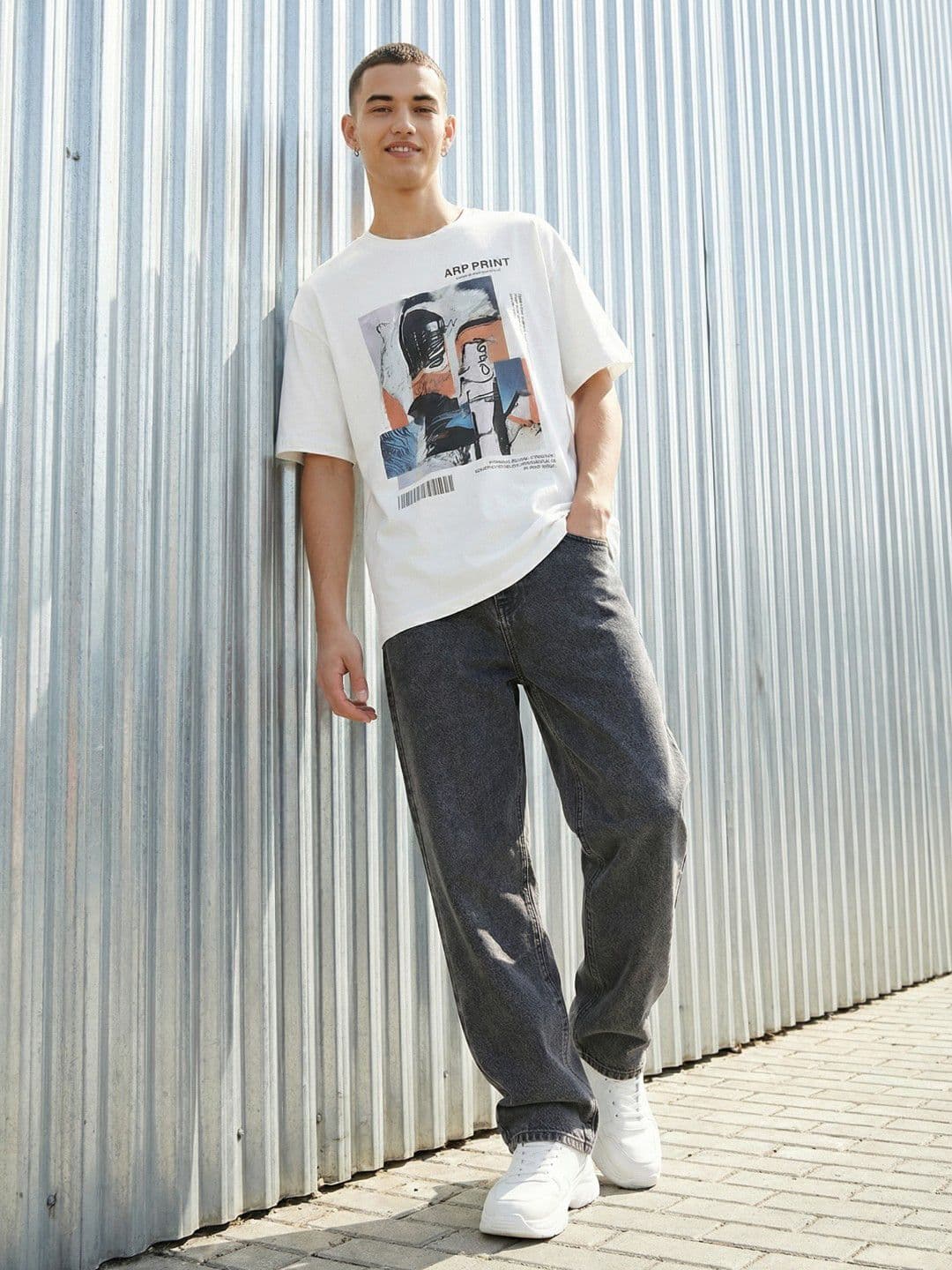 glitchez Men Relaxed Fit High-Rise Light Fade Jeans - view 1