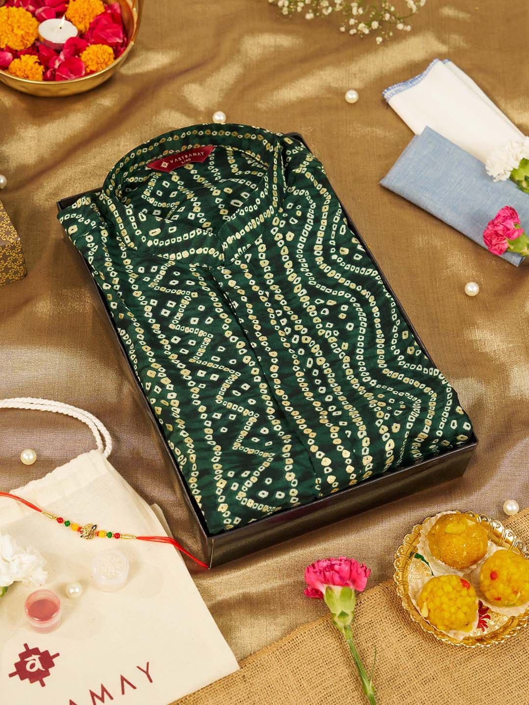 VASTRAMAY Men Bandhani Printed Kurta Gift Set with Rakhi & Handkerchief - view 1