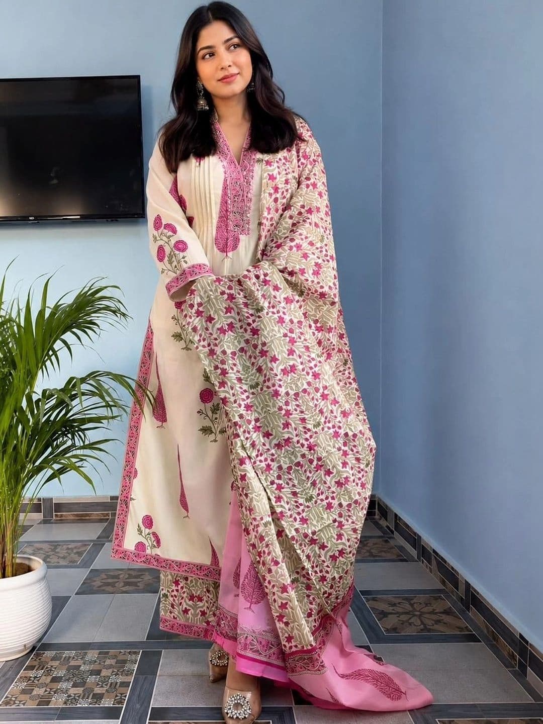 Vastranchal Women Floral Printed Regular Kurta with Trousers & With Dupatta - view 1