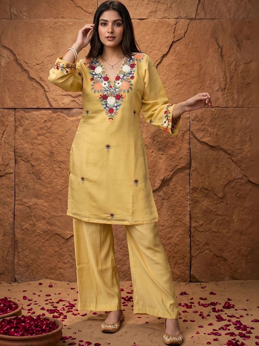 House of Pataudi Women Floral Embroidered Regular Thread Work Kurta with Trousers - view 1