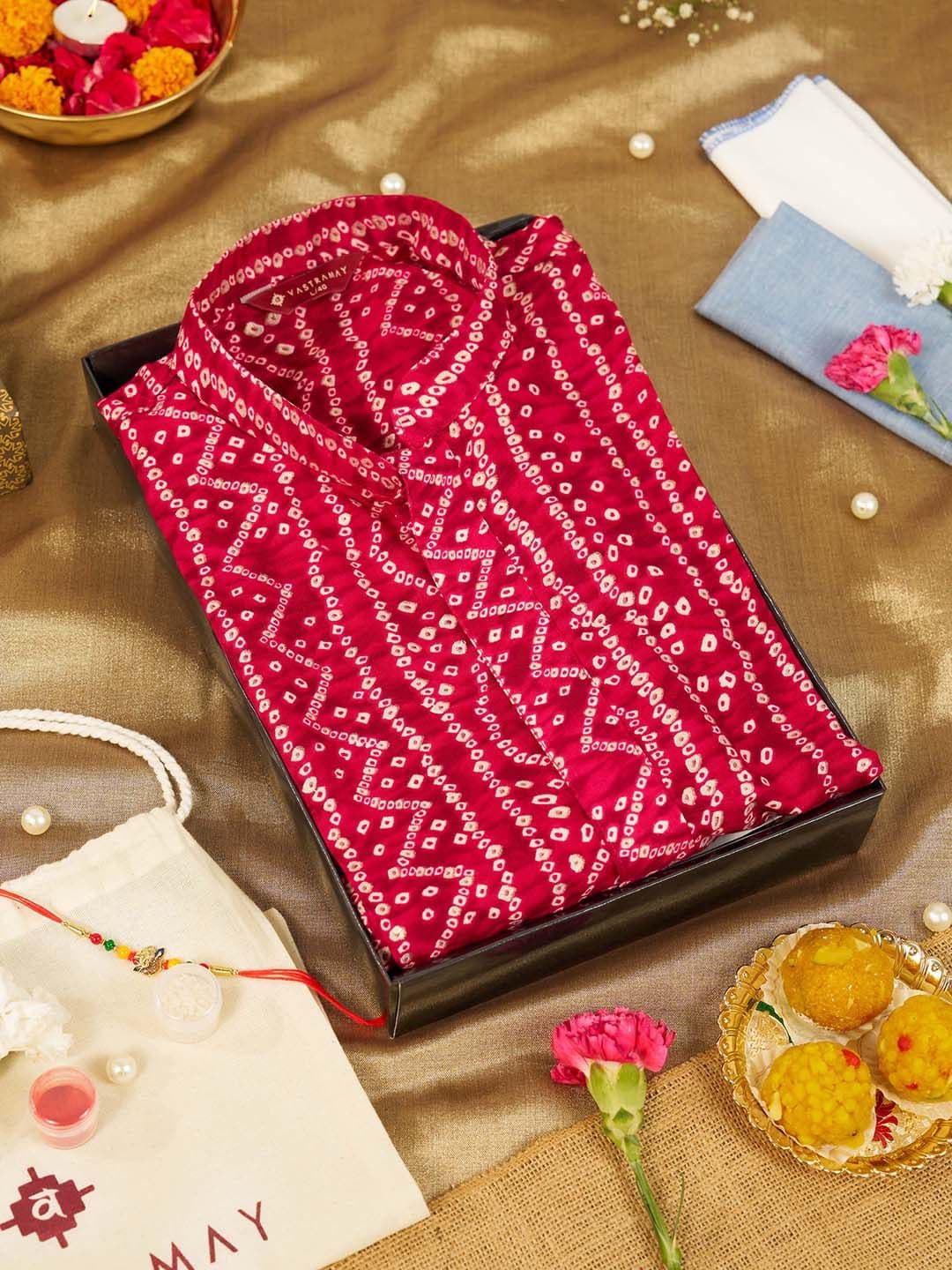 VASTRAMAY Men Bandhani Printed Kurta Gift Set with Rakhi & Handkerchief - view 1