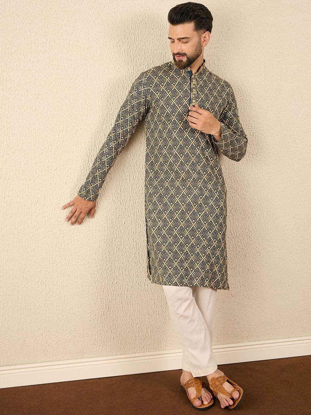 Anouk Geometric Embroidered Mandarin Collar Thread Work Kurta - view 1