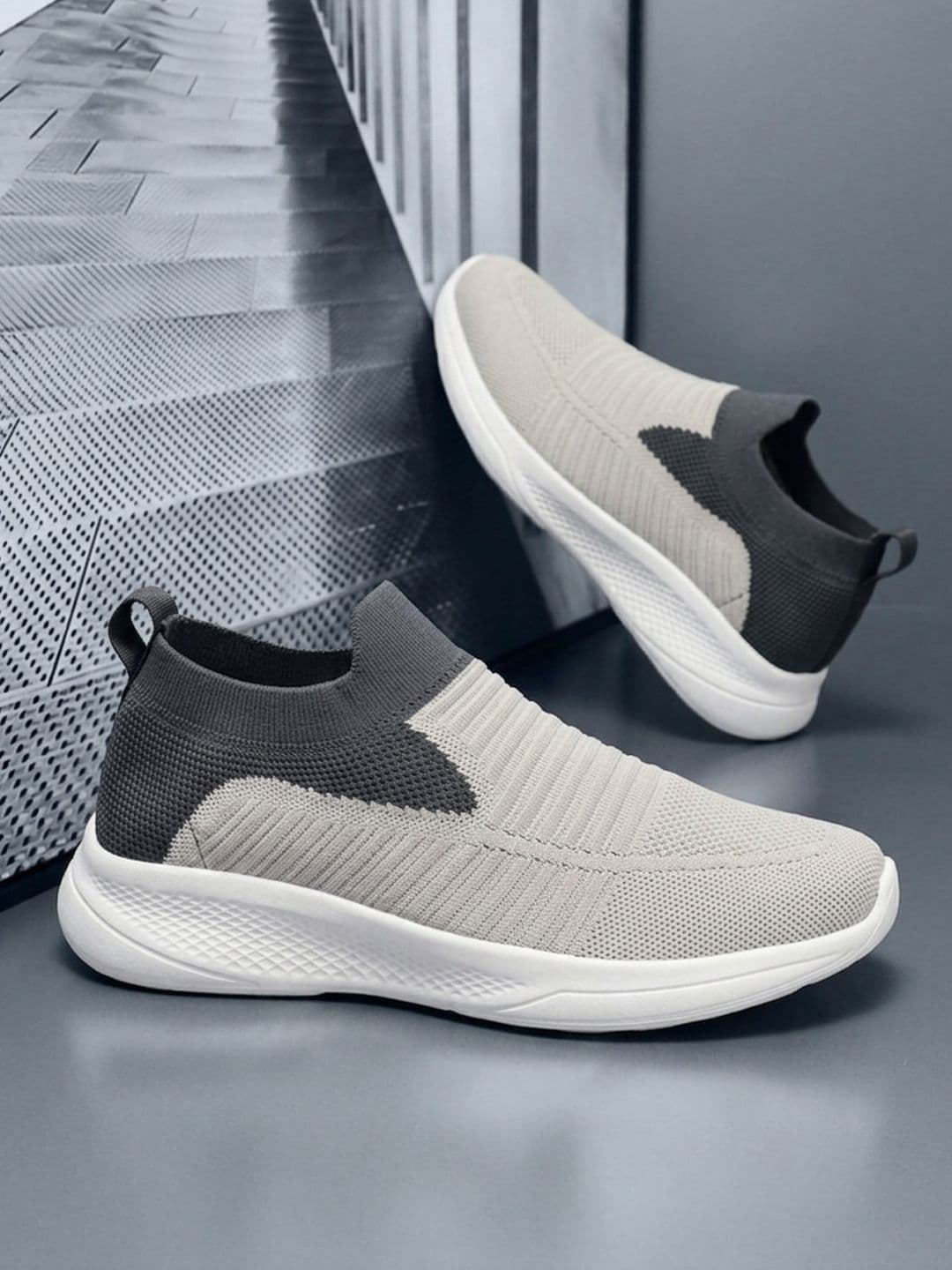 HRX by Hrithik Roshan Men Colourblocked Sneakers - view 1