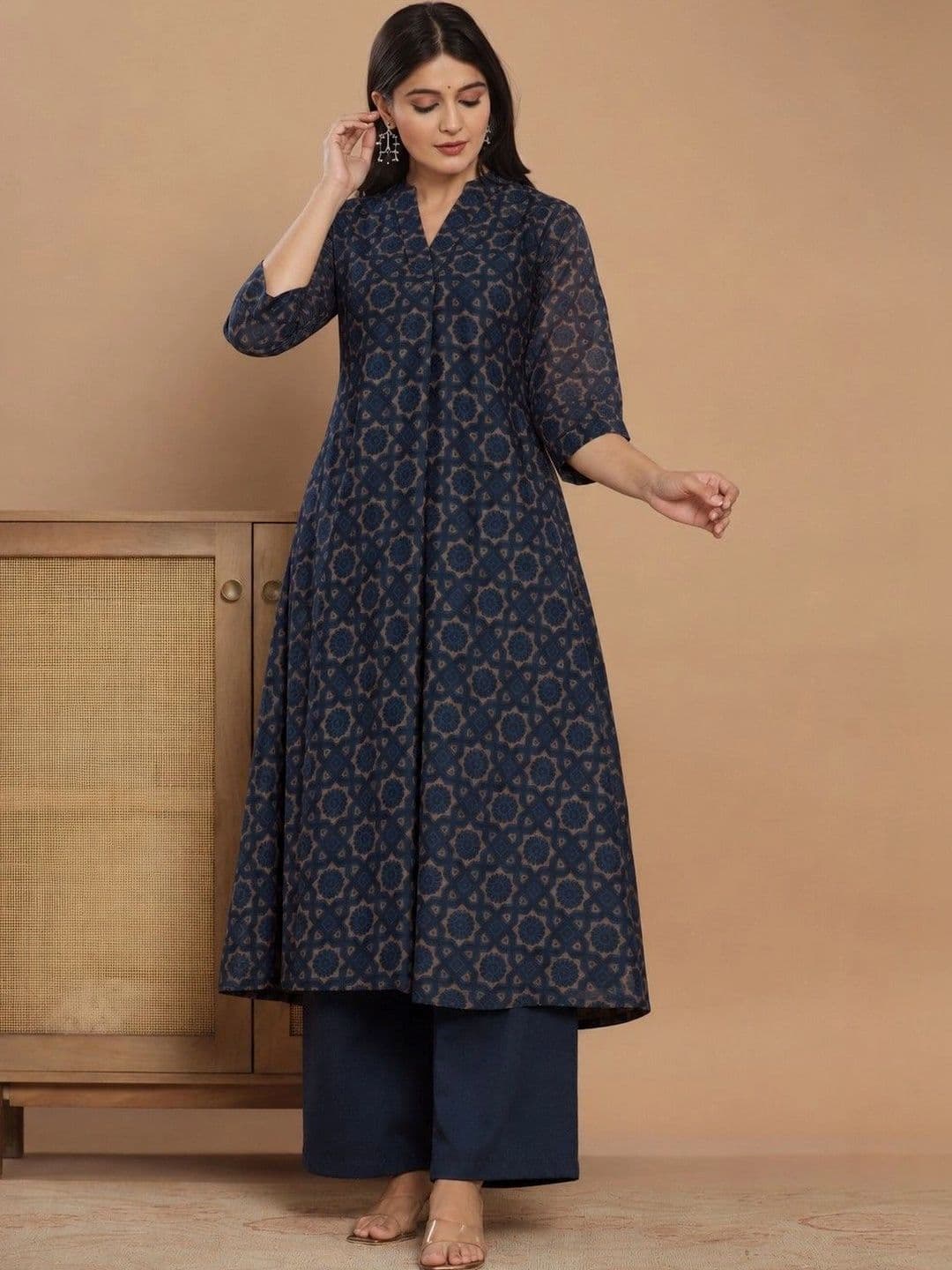 Maavish Women Ethnic Motifs Printed Regular Pure Cotton Kurta with Palazzos - view 1