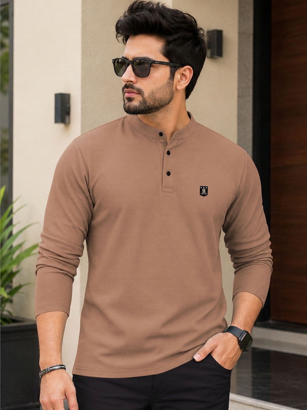 VeBNoR Men Brand Logo Mandarin Collar T-shirt - view 1