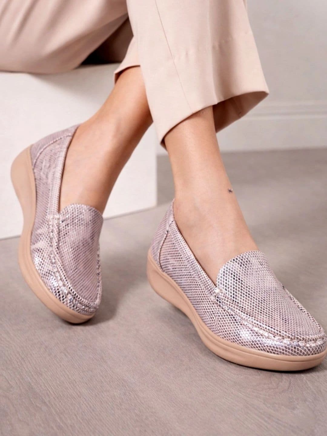 Moda Rapido Women Textured Loafers - view 1