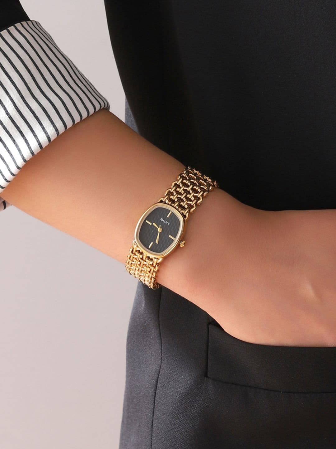 SALTY Oval Black Textured Dial Mesh Bracelet Watch For Women WT-S-0031-G-BK - view 1